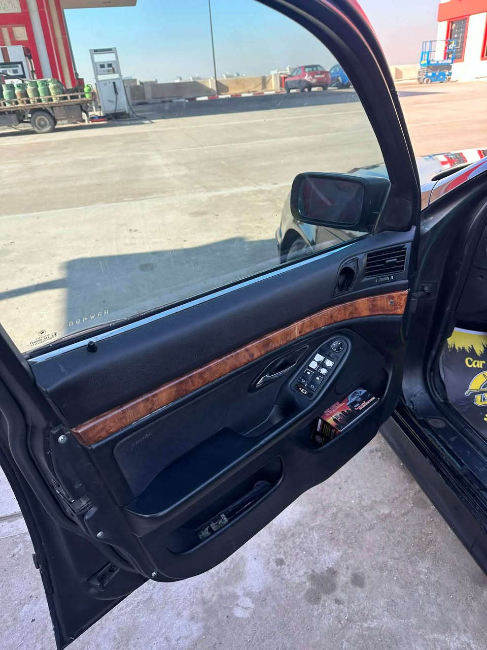 سه قه ر مؤديل 2000
مواسه فات 
ABS
تؤماتيك ٣گير عادي سپؤرت
مه كينه و گير به شه رت
ته بريت ساردوو گه رم به شه رت
سبوغ عام ليدراني نيه 
*********** أربيل, العراق
