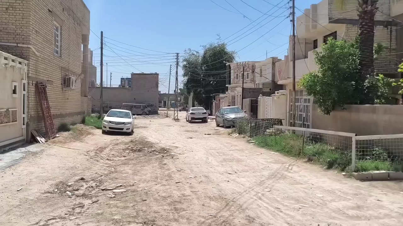 السلام عليكم يوجد مشتمل للايجار مساحة ١٥٠ م طابق واحد يحتوي على كراج وحديقة وصالة ومطبخ وهول وغرفتين نوم في منطقة الضباط بالقرب من شارع   ٦٠ ‏‪0780 052 0799‬‏
