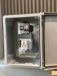 متوفر بورد شحن سيارات كهربائية (بكل الفئات) وهذا البورد يحتوي على جوزة...