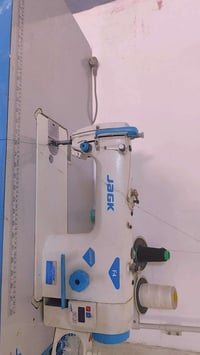 مكينة خياطة • نضيفه • ماتور كاتم