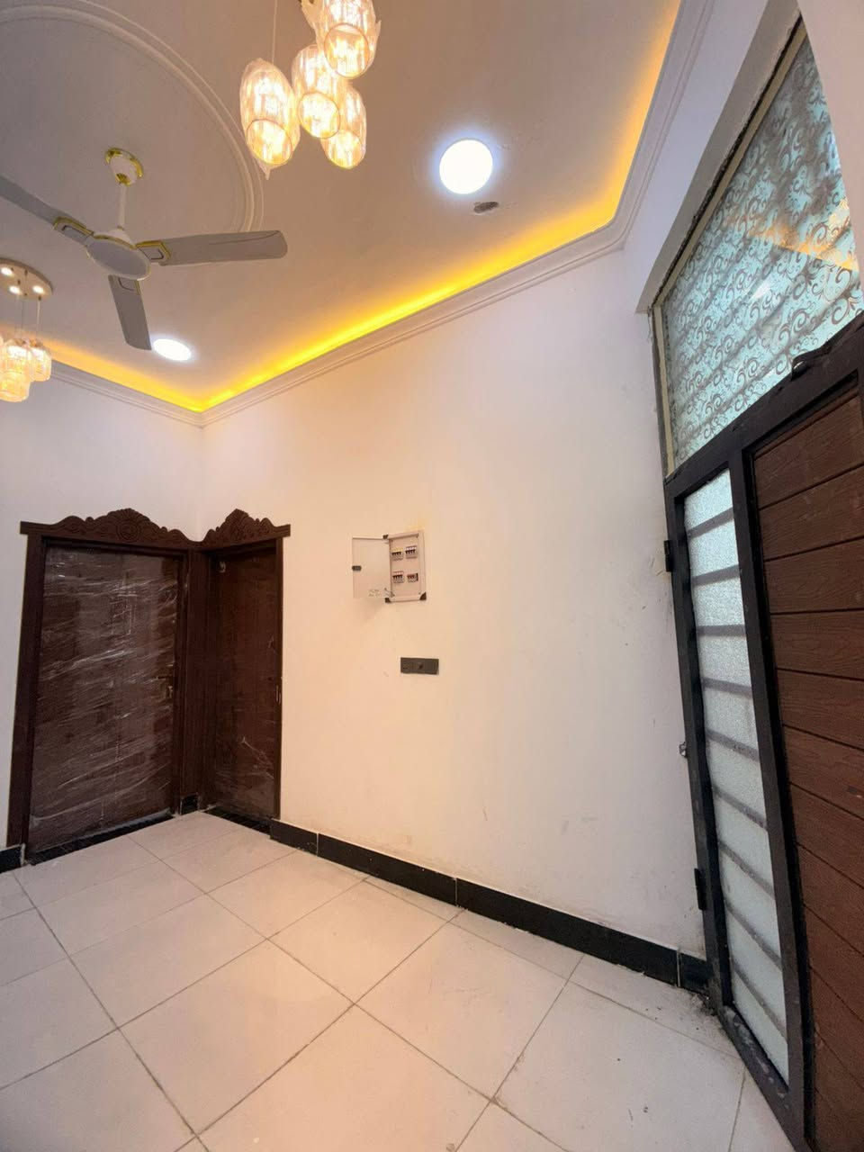 سلام عليكم وسعد الله أوقاتكم 👋⁉️

دار سكن للبيع ⛪️ بسعر بلاااش 

المساحه 130 متر  بناء حديث بعده بل جيس

يحتوي البيت على غرفتين نوم 
و ديوان 
و صاله 
و مطبخ 
و صحيات داخلي و خارجي و كراج سياره 
بيت كلش مرتب 

كافه الخدمات متوفره 

طابو صرف زراعي بأسم عراقي سند ٢٥ راعي لارض ساكن نفس المنطقه 

العنوان ببو الخصيب قرب المحكمه الجديده يبعد عن المحكمه مسافه قليله 
ثالث بيت عن تبليط 

سعر 75 مليون و بي مجال 
للاستفسار***********
