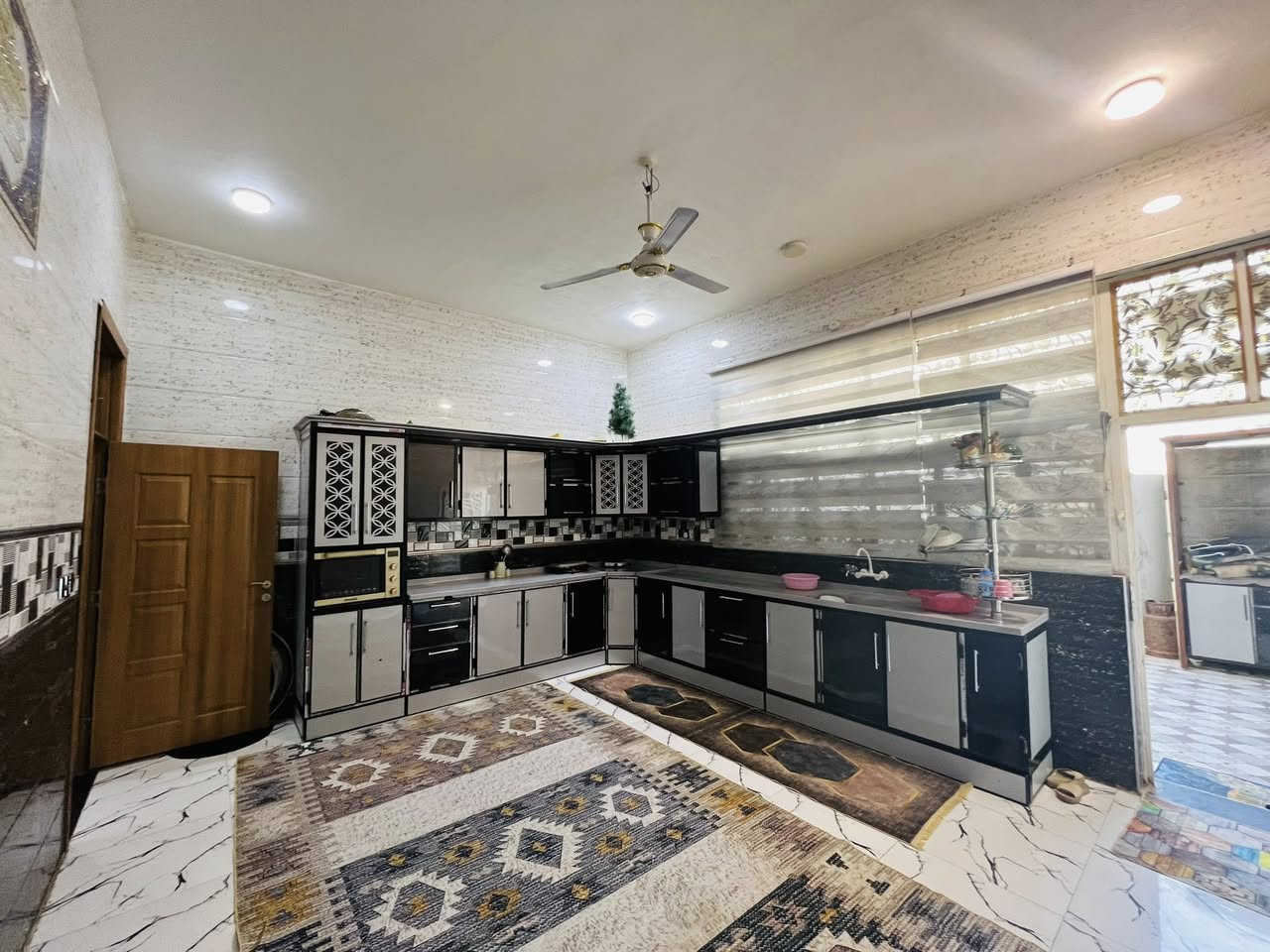 بيت للبيع بناء جديد مثل ما تشوف بعينك البيت جديد ابيض (جمارة)
لمساحة 200م
الطابق الأرضي 
عدد الغرف 2 
استقبال 
صالة 
مطبخ 
مجموعة صحية
الطابق الثاني 
2 عدد غرف 
اسويت كامل نظام 
صالة 
صحيات 
ارتفاع الغرف 3م و60سم 
حي الزهراء 
السعر 250 بي مجال 
رقم المكتب ***********
