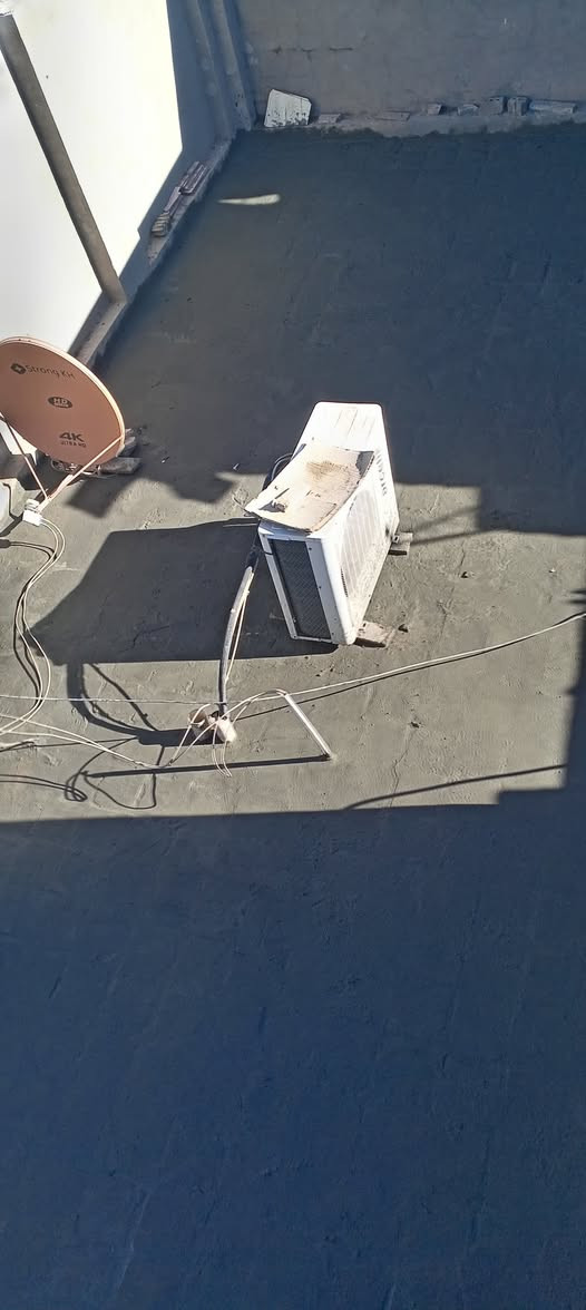 سلام عليكم. يوجد كادر متخصص بتنضيف الصطح وتشربت الصطوح وايضن تصعيد مواد للاستفسار الاتصال على الرقم ***********
