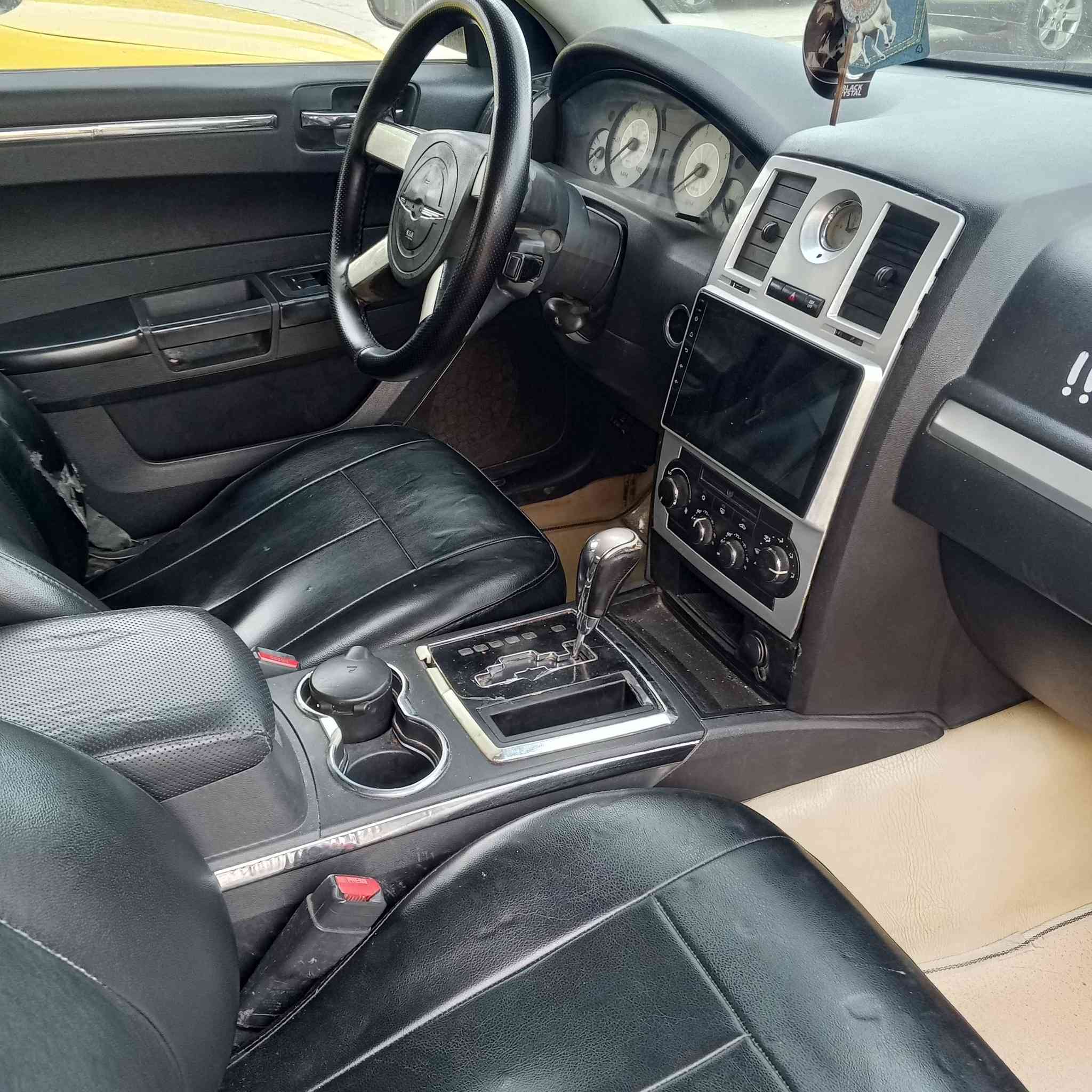 اوباما موديل 2010اصل رقم واسط دولي مكينه حاويه كير تبريد حداديه تخم تاير جديد شاشه كامره دواره سياره استخدام شخصي مال بيت مكان السياره واسط مركز المدينة السعر البيع 122وبيها مجال سياره بدون حادث فقط هلاالات الخلفيه مرشوشات كشن كهرباء عليها ادامه كامله اتصال ***********
