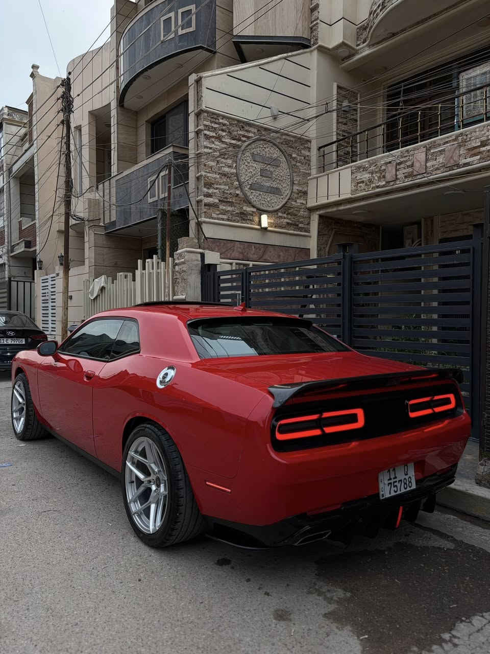 السلام عليكم اخوان 
جالنجر 2019 v6 
لون احمر طماطه 
رقم بغداد بأسمي 
ماشيه 70 
فول مواصفات 
فتحة (سلايد)
جلد
تبريد وتدفئه كشنات 
هيتر ستيرن 
عليها ويل روهانه سلفر 
منضومة زنون كامله 
بيها جاملغ امامي عكس السايق وبارد باب السايق 
مكفوله من الشواصي واللغود والايرباك 

مكاني السيديه او حي العدل 
*********** 
السعر 215
ممتواجد ع فيس خابرني وتشلع عيوني
