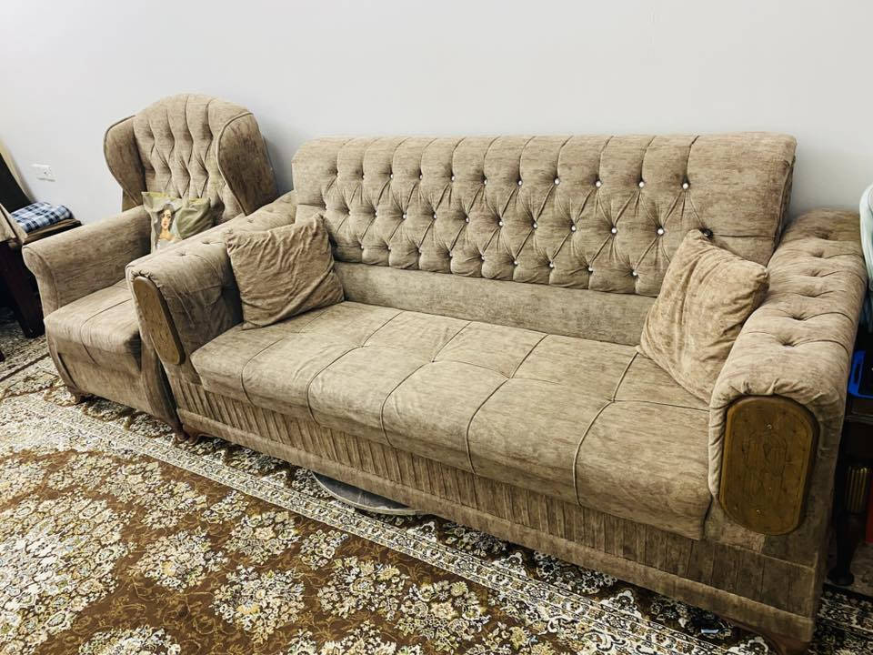 السلام عليكم .. تخم قنفات 10 مقاعد مفردة عدد 2 ثلاث مقاعد عدد 2 مقعدين عدد 1 نظيف جداً وثقيل مع ميز تلفزيون السعر 450 الف مكاني بغداد / الاعظمية . ***********
