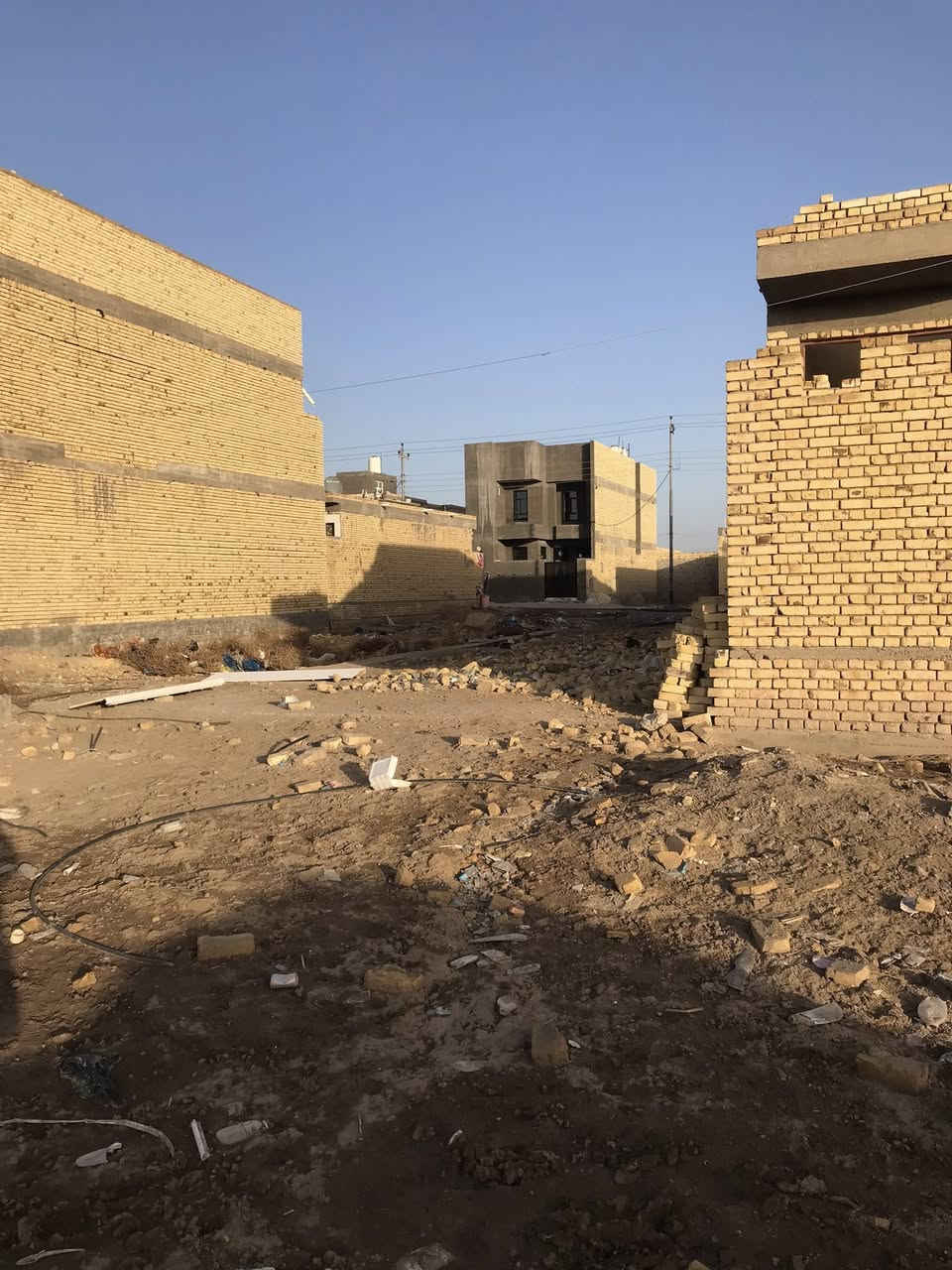 بتلو كامل ب الفداء نهاية شارع ابو لبنان قرب المدرسة الصينية على ساحة المساحة 150 م كافة الخدمات متوفرة  سعره 85 مليون قفل للبيع للبيع الإتصال على *********** ابو علي الاسدي
