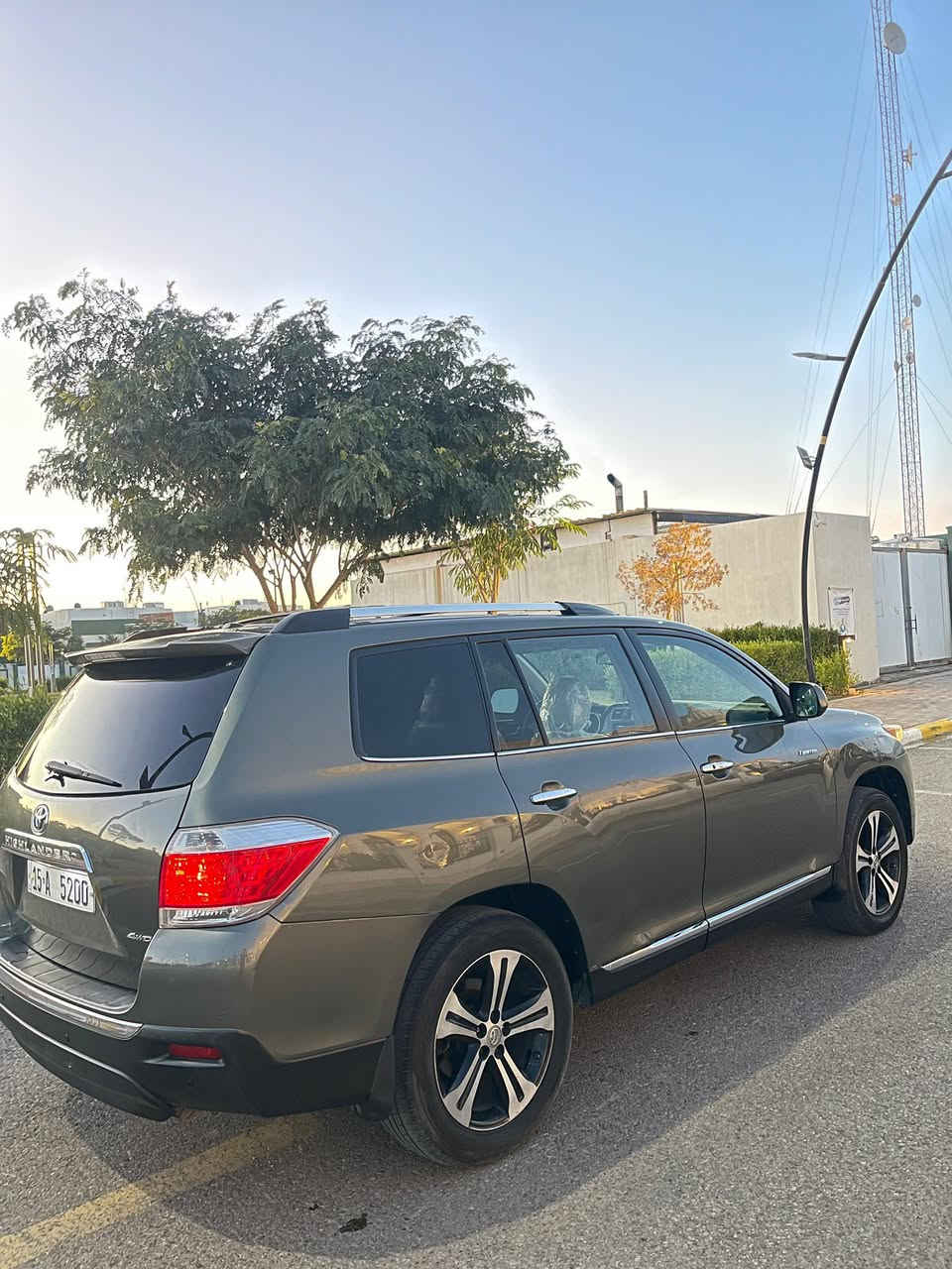 السلام عليكم ورحمة الله وبركاته 

للبيع تويوتا هايلندر 2011 
رقم مميز 
سياره مكفوله من الصبغ والضربه 
بيه بارد جاملغ أمامي يمين 
مكان السياره الانبار رمادي 
السعر ( 185 )  $ 

***********

مكلف بالنشر التواصل على رقم صاحب السياره
