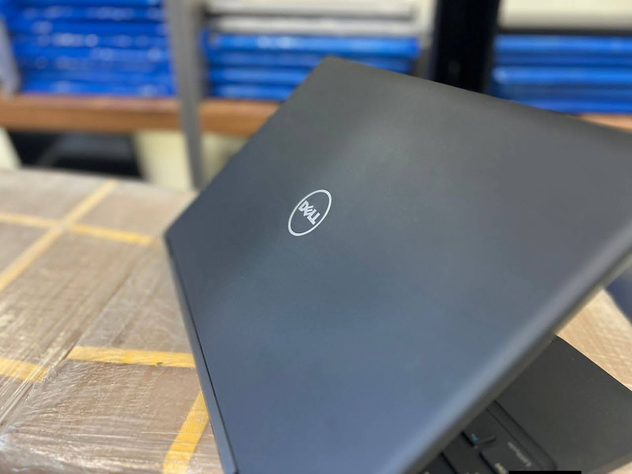 💻 Dell Latitude 5580
🔹 المعالج: Intel Core i7 الجيل السابع فئة HQ
🔹 الرام: 8GB DDR4 (قابل للتطوير)
🔹 التخزين: 256GB SSD (قابل للتطوير)
🔹 كارت الشاشة الخارجي: NVIDIA 2GB
🔹 كارت الشاشة الداخلي: Intel Integrated
🔹 الشاشة: 15.6 إنش FHD
🔹 الكيبورد: ليزري ضوئي عربي / إنكليزي
🔹 ويندوز 11 برو مفعل وجاهز
🔹 نسبة النضافة: 99٪

💻 مناسب للدراسة، الأوفيس، البرمجة، والتصميم الخفيف والمتوسط
🔥 جهاز عملي وأداءه قوي مقارنة بسعره

السعر 290  الف شامل التوصيل لباب بيتك  والملحقات(ماوس+حقيبة+الشاحن الاصلي)


**إذا كنت صاحب هذا الإعلان وتريد حذفه لأي سبب، رجاءا أرسل رسالة إلى الدعم الفني**
