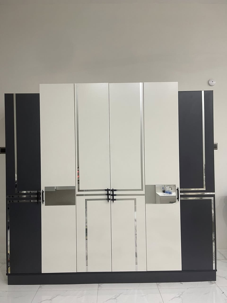 غرفة نوم تركي كما موضح 5قطع نضافة 100%استعمال جداً قليل العنوان البصرة الزبير ***********
