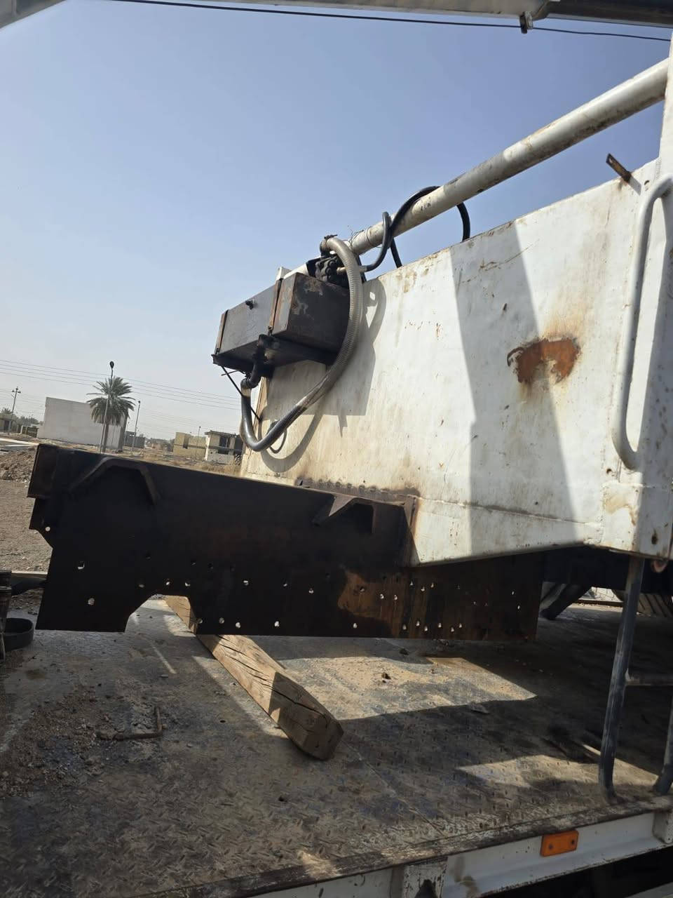 السلام عليكم
بدي سكانيا للبيع طول 6 الا ربع + قاعده كرين +طبشه ودافعه +تانكي هايدروليك السعر 25 ورقه 
 مكاني مسيب 
***********
