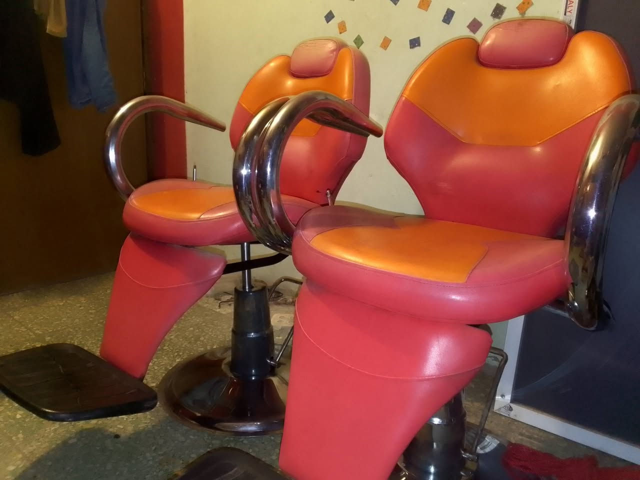 السلام عليكم زوج كراسي للبيع السعر الواحد 125 الف اوبي مجال مكاني بغداد الشعله للتصال *********** وتساب وخاص وتصال متوفر
