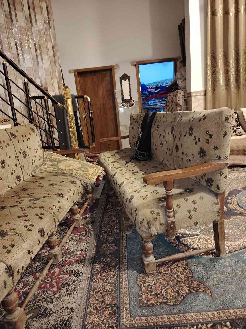 ثلاجة شغالة 60
قنفات قديمة ب30 ثنينهم

***********
