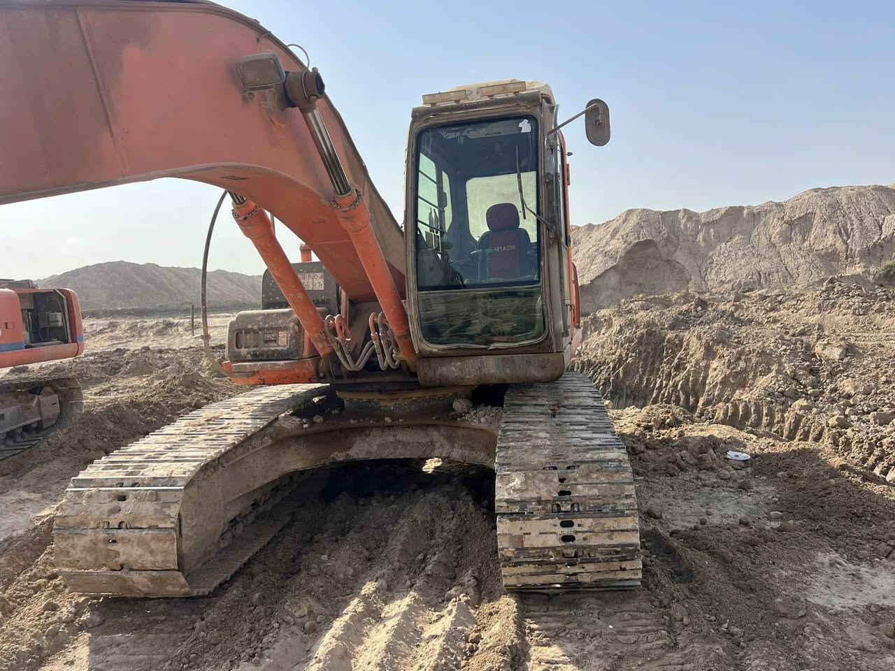 للبيع حفاره ٢٠٠LCموديل ٢٠٠٣ رقم قادسيه تحويل مباشر بدون صبغ كفاله   فقط مضخه مفتوحه وياله تو السعر٢٧٠ بيها مجال قليل

‭٠٧٨٠ ١٦٢ ٤٢٠٢‬
