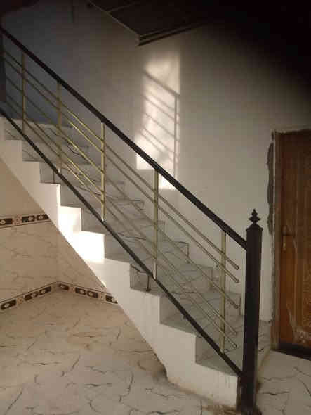 بيت للبيع ثلاث غرف نوم وديوانيه خارجيه وحمامين مساحه 300..متر.   زراعي خلف المدينه الكرفانيه *********** واتساب
