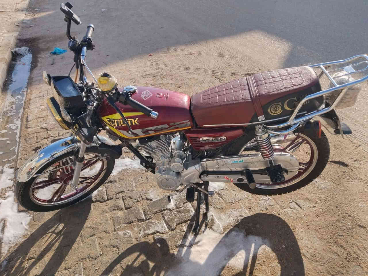 سلام عليكم 
 سيفان لبيع  موديل 23 
رقم وسنويه مداور ثاني يوم دراجه كامله تخبل 
مكان نجف حي نداء.  سعر 1150 بيع مستعجل 
***********
