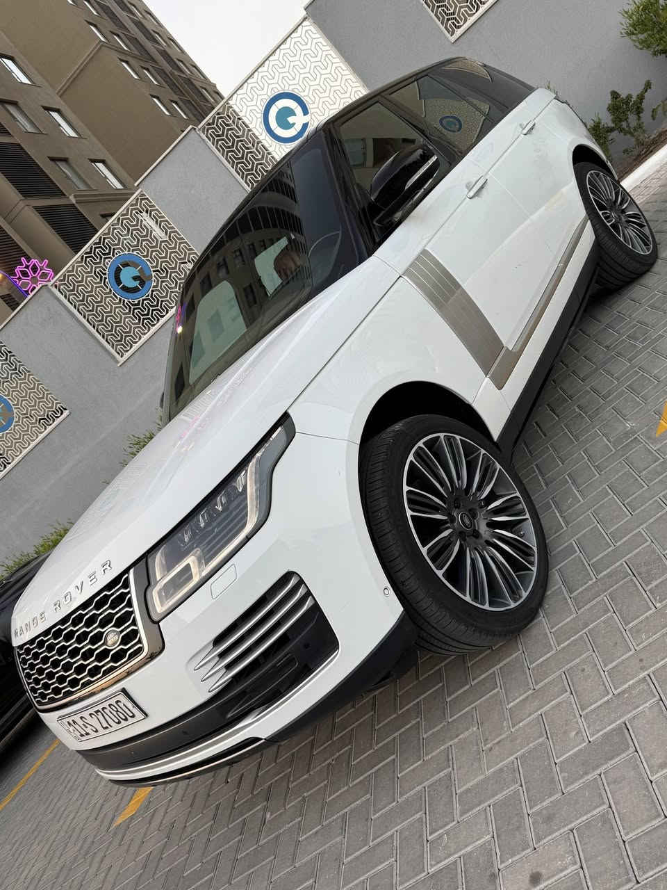 اخوان السلام عليكم.
عندي رانج روفر فوج موديل ٢٠٢١ 
السياره ماشيه ٤٨ الف كيلو متر 
مغلفه ppf من الطول لطول السياره كفاله عامه للاخير بدون اي شي لابارد ولا صبغ ولا اي شي 
معروفه مواصفاتها. فول لفول وغنيه عن التعريف 
اخوان السياره ضمان شركة سردار وصيانتها كلها بل شركة وقطع غيارها كلها بل شركة السياره ربع دينار مصرف مابيها. 
كامله مكمله من كلشي. 
عارضها67 الف دولار وبيها مجال شي بسيط جداً 
***********
بغداد السيديه.
