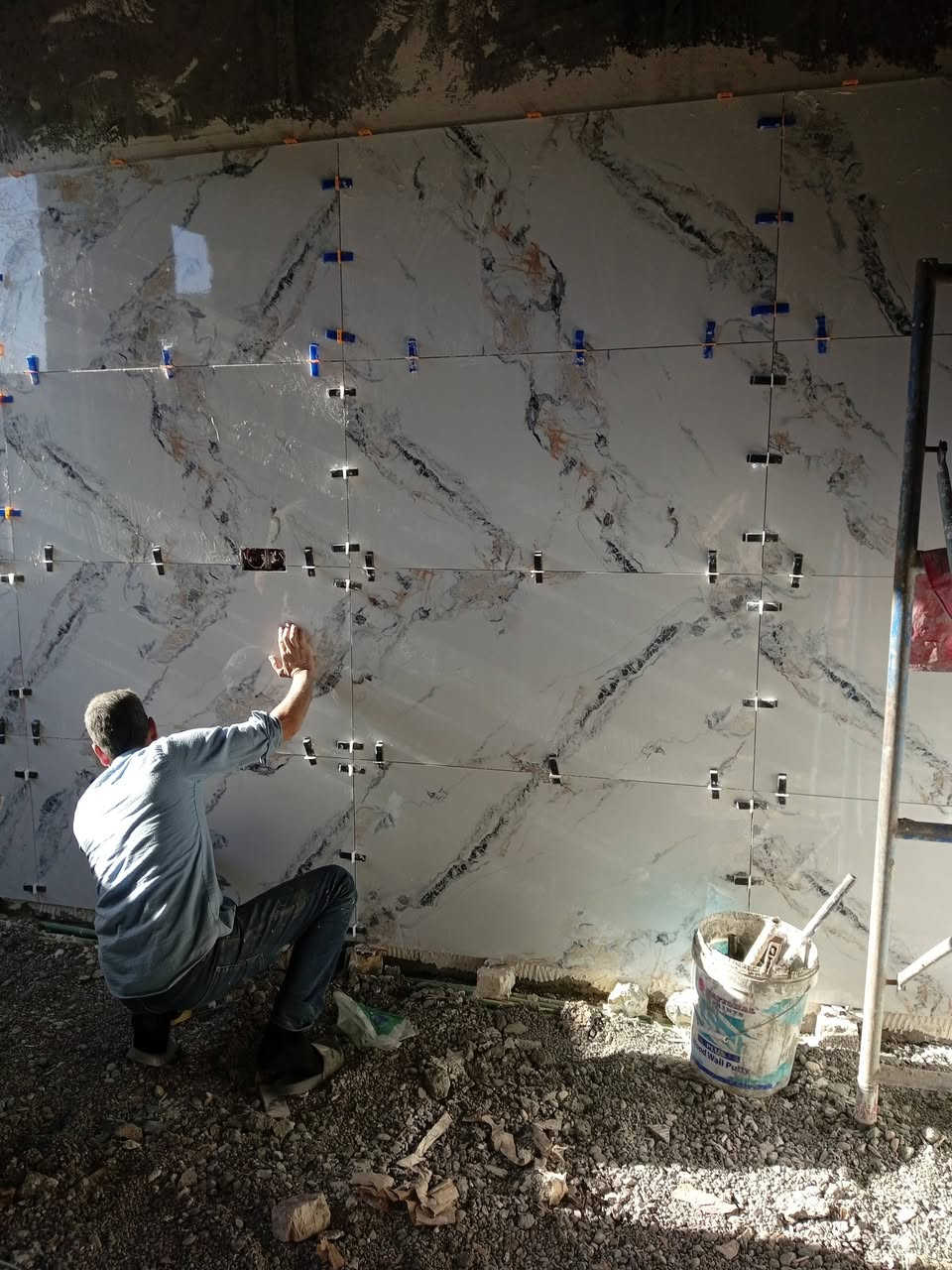 سلام عليكم خلفه سيراميك الي يحب اشتغله رقم ***********
