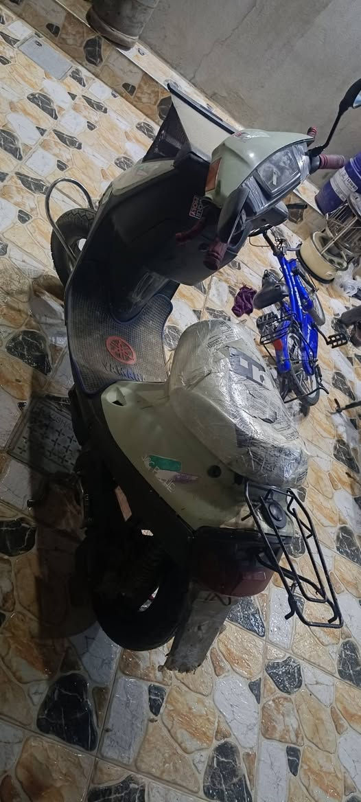 السلام عليكم: ماطور ياماها مال بيت للبيع نضيف شغل هندر والسلف يمكن كتف يحتاج  يعني سلف قبل كم يوم يشتغل تاير كدام شاده جديد بلاجكتور شادله جديد كلشي ما يحتاج شغل وطلع سعره 225او بيه مجال خاص او عل رقم ***********
