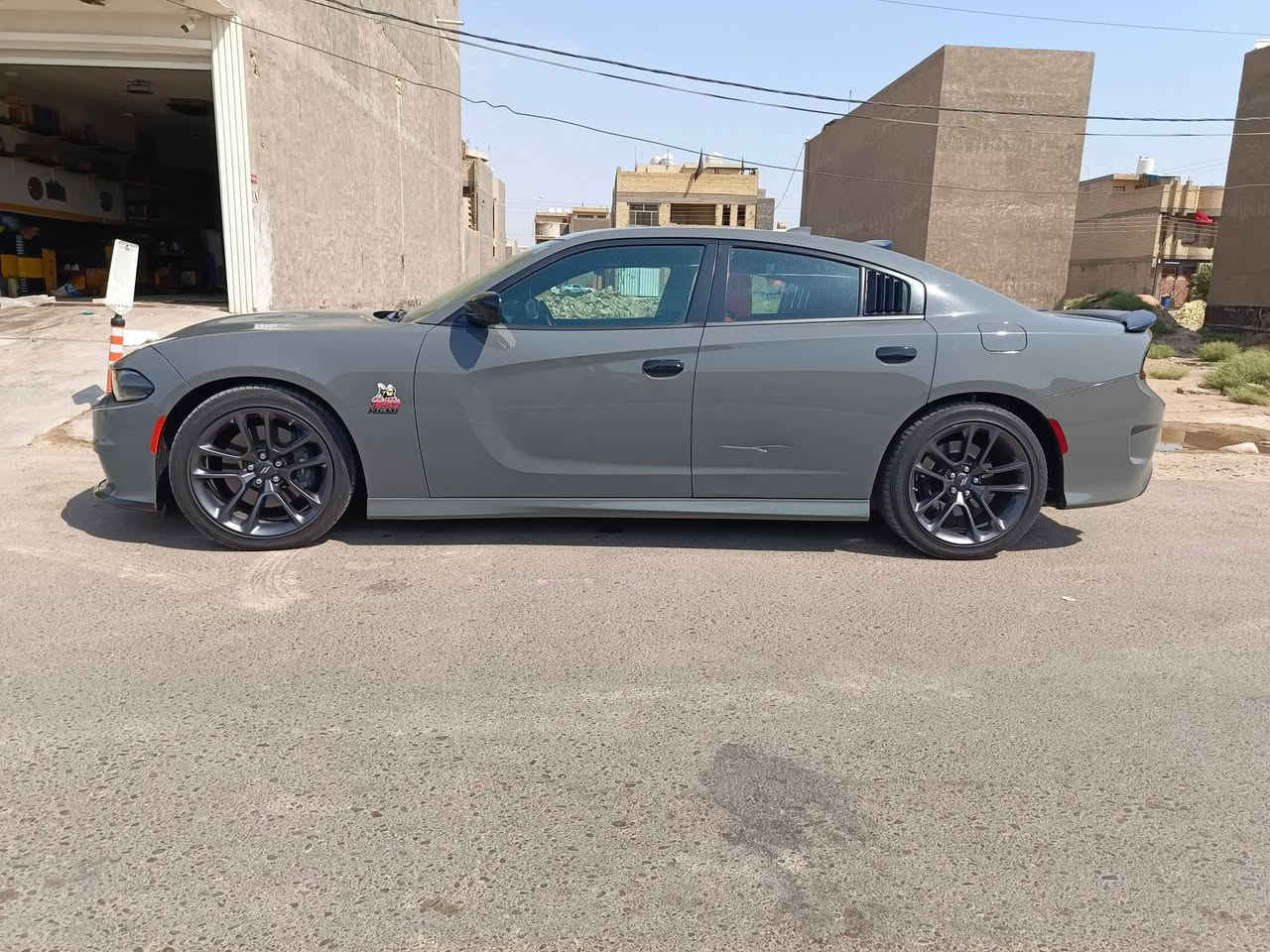 جارجر سكات باك فول مواصفات
ماشيه ١٥الف 
حادث جاملغ وبنيد بدون شواصي الو لغود
للبيع او المراوس *********** بغدادالسعر 160وبيها مجال

