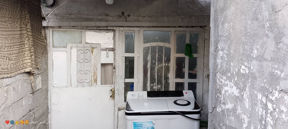 السلام عليكم عندي بيت تجاوز في الزعفرانيه قرب مستشفى الزعفرانيه على شارع العام  البيت بيه غرفه وصاله ومطبخ وترك خلفي وباب خلفي على شارع الخلف البيت وبيه طرمه  وباب الرئسي على شارع العام مال مستشفى الزعفرانيه السعر 20 وبيه مجال *********** علمن البيت تشجير ومقابيله طابو صرف قريب على اسواق حمودي
