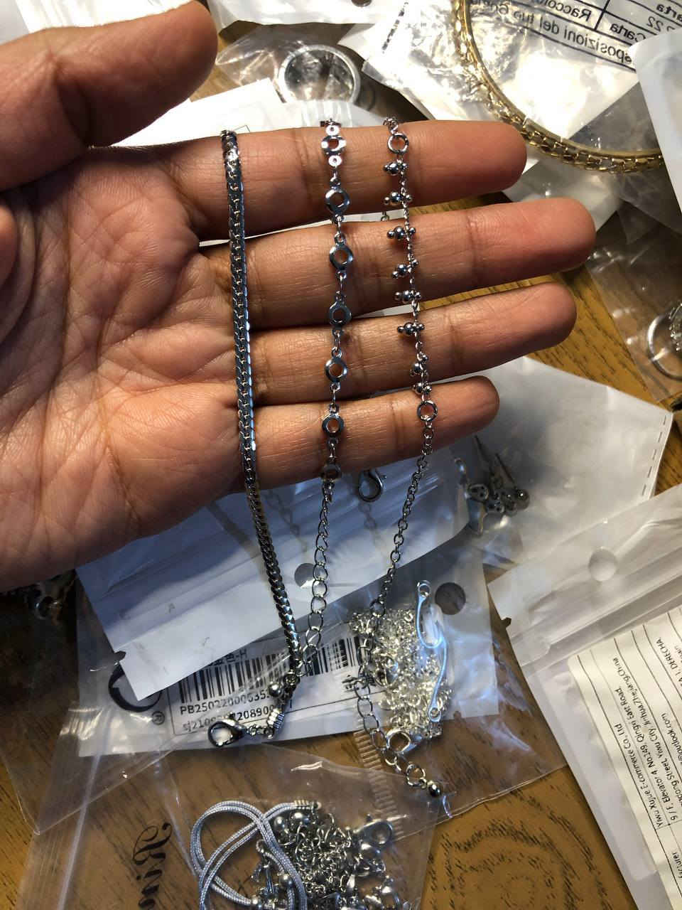 تعالن بنات ، عندي اكسسوارات كلشي ع الف ... واللي تريدهم كلهم تراسلني
ماعندي وقت انشرهم وباقين بالبوكس مالتهم
متوفر توصيل ٣ لكل المحافظات


**إذا كنت صاحب هذا الإعلان وتريد حذفه لأي سبب، رجاءا أرسل رسالة إلى الدعم الفني**