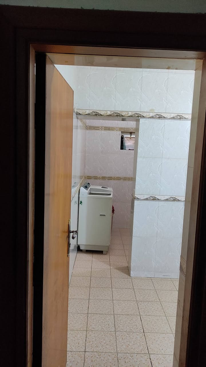 بيت للبيع...... طابقين يحوي الطابق الاول على غرفتين واستقبال ومطبخ ومجمع صحيات وكراچ سيارة اما الطابق الثاني يتكون من اربع غرف ومجمع صحيات 
الموقع // الاسكان قرب ناصر شليوش وجه البيت يطل على السايدين 
المساحة // ٢٩٦م واقع حال ٣١٣م للتفاصيل والاستفسار الاتصال بالرقم الموجود ***********/***********يوجد واتساب
