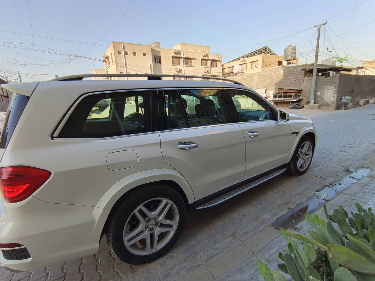 السلام عليكم GL550 مرسيدس موديل 2013 وارد امريكي مكفولة كفالة عامة من الضربة او الصبغ ماعدا الباب ورا الصدر من جوة شوية صبغ فقط صبغ فقط السيارة كلين السيارة فول مواصفات بصمة بانوراما كشن مساج رادارات حساسات اشاير بالمري جوبلسات تصعد وتنزل 7 راكب كت AMG بلادي مكينة وكير كفالة حدادية جديدة تدفئة تبريد شغالة ثلج تخم تاير جديد نوزلات جديدة بلكات جديدة رقم اربيل مكينة 8 سلندر توين تيربو فول مواصفات بعد هواية مواصفات السعر خاص *********** مكان السيارة بغداد للبيع او مراوس
