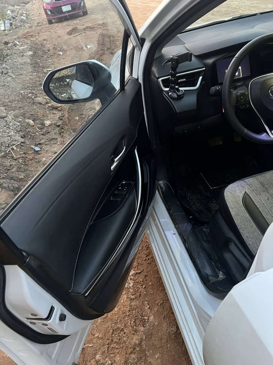 سلام عليكم…كورلا هايبرد موديل 2024 ماشيه 18 الف قابل للزياده بيه طخه بالتكمه عكس السايق موضحه بالصور والجنطه طخه بسيطه  مكان السياره بالديوانيه-سعر 139 اعتقد سعره مناسب جدآ ***********
