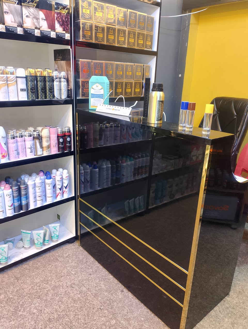 السلام عليكم فاترينات عطور أو مكياج
عدد 10 مع ميز 
عدد الرفوف 6 مع إعلان ضوئي 
عمق 40
ارتفاع2.5
عرض 80 
السعر مليون ومئة وخمسون قفل 
مكاني بغداد العدل ***********
