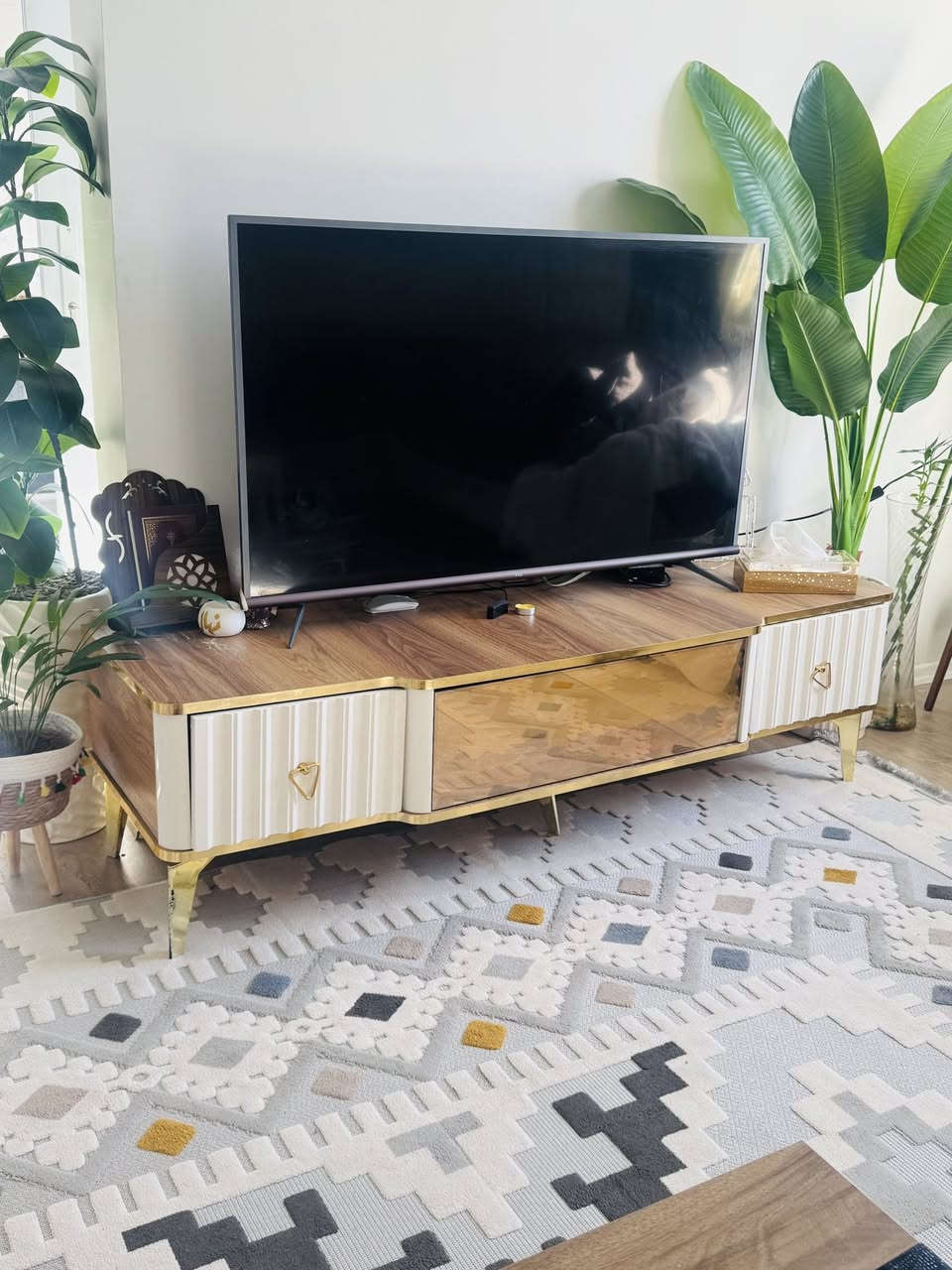 سلام عليكم
ميز بلازمه كلش نظيف وجديد قياسه متر و60 
سعره 50 
مكاني ميران ستي 
***********
