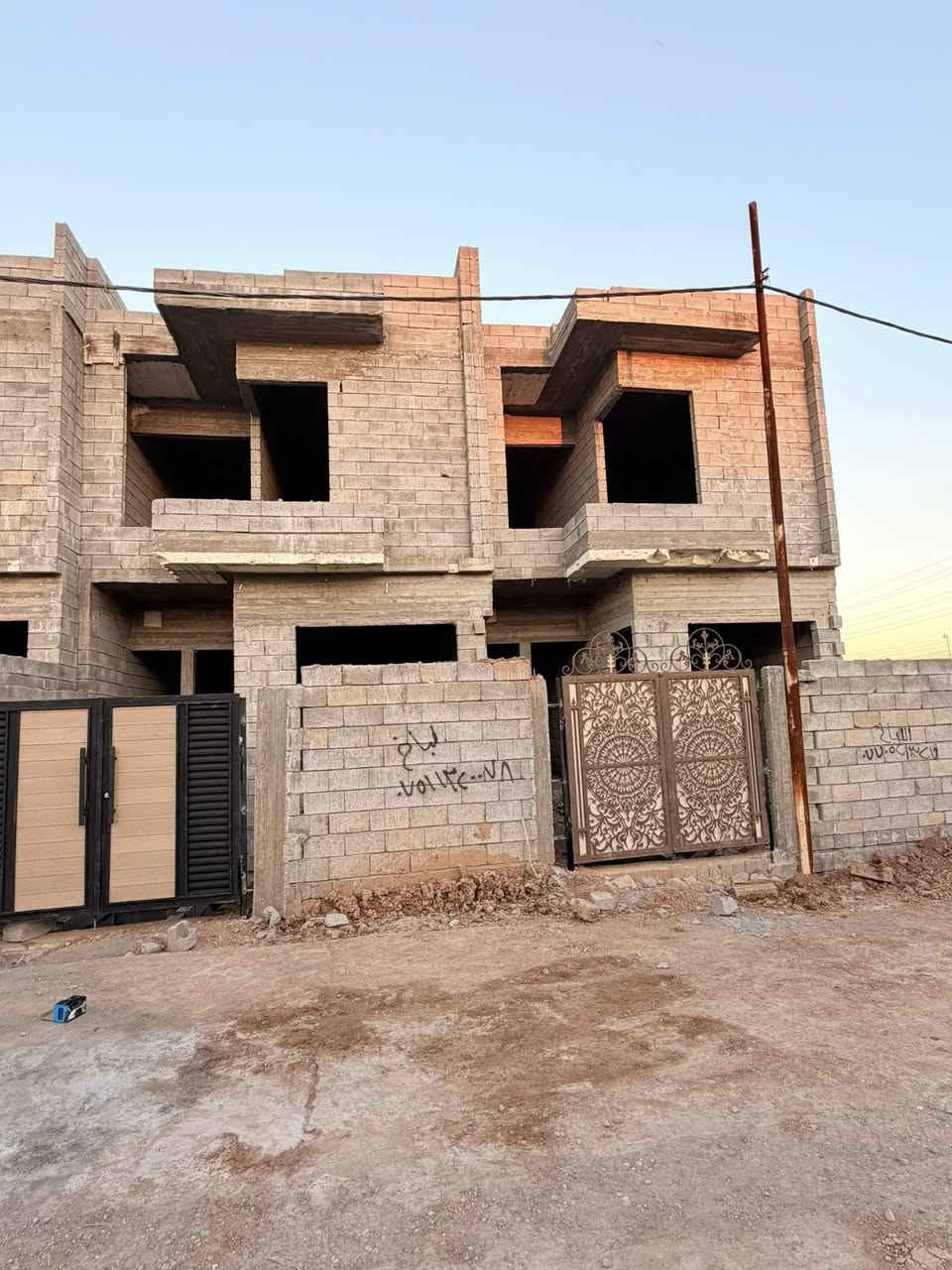 هياكل ثنين للبيع واحد. طابق ونص واحد طابقين مساحت الهيكل120متر حي الملاين الثانيه قرب جامع العادل تبليط مي كهرب سعر الطابقين ٥٢مليون وبي مجال وسعر الطابق ونص 47وبي مجال للاستفسار اكثر مراسلت الصفحه او الاتصال على ارقام التاليه 
***********كورك
0700885228اسيا
