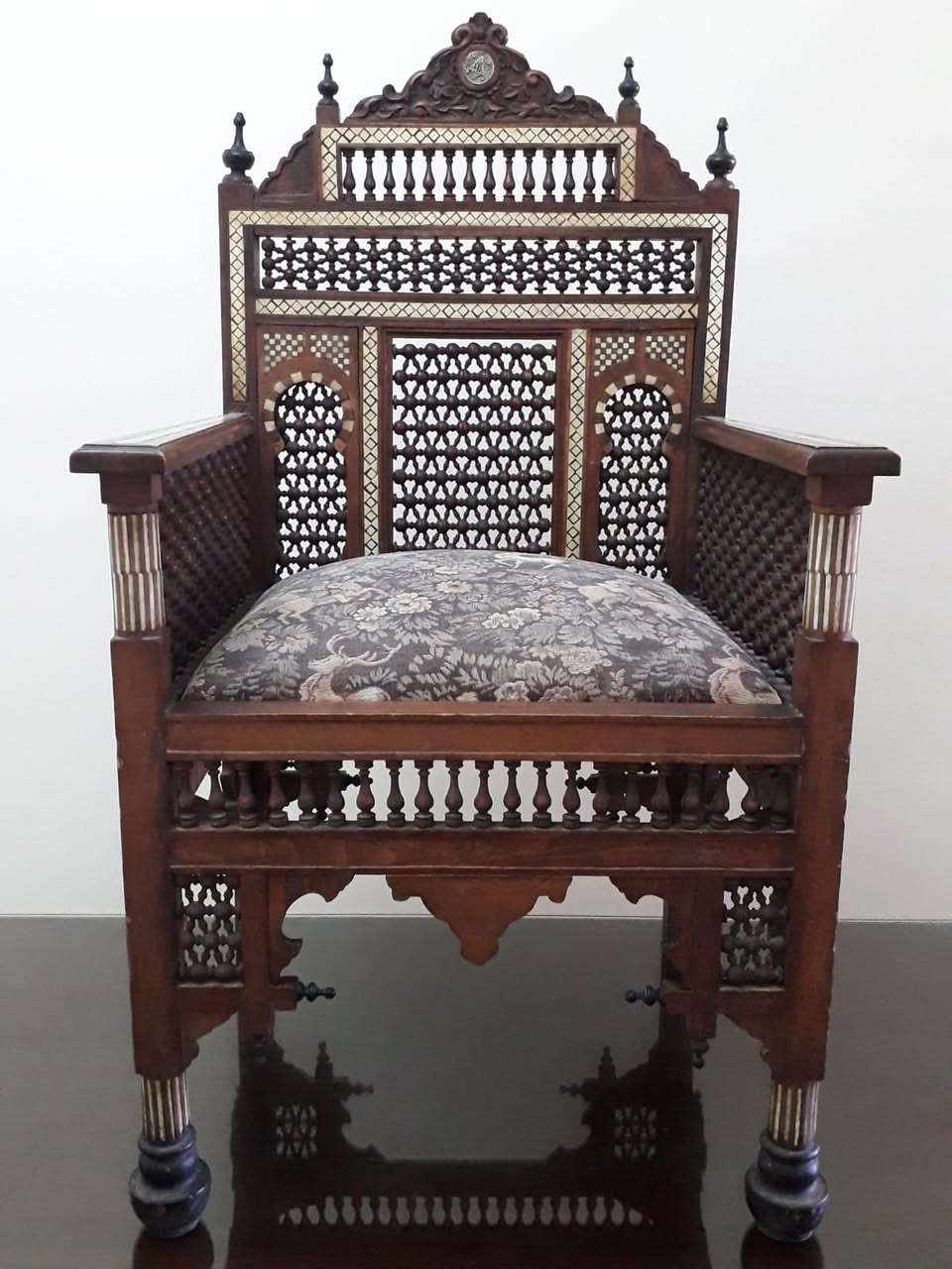 بسم الله توكلت علي الله
للبيع طقم 2 فوتيه أرابيسك من خشب الزان وشغل خرط يدوي مطعم بالعضم تنجيد بقماش الجوبلان.


**إذا كنت صاحب هذا الإعلان وتريد حذفه لأي سبب، رجاءا أرسل رسالة إلى الدعم الفني**