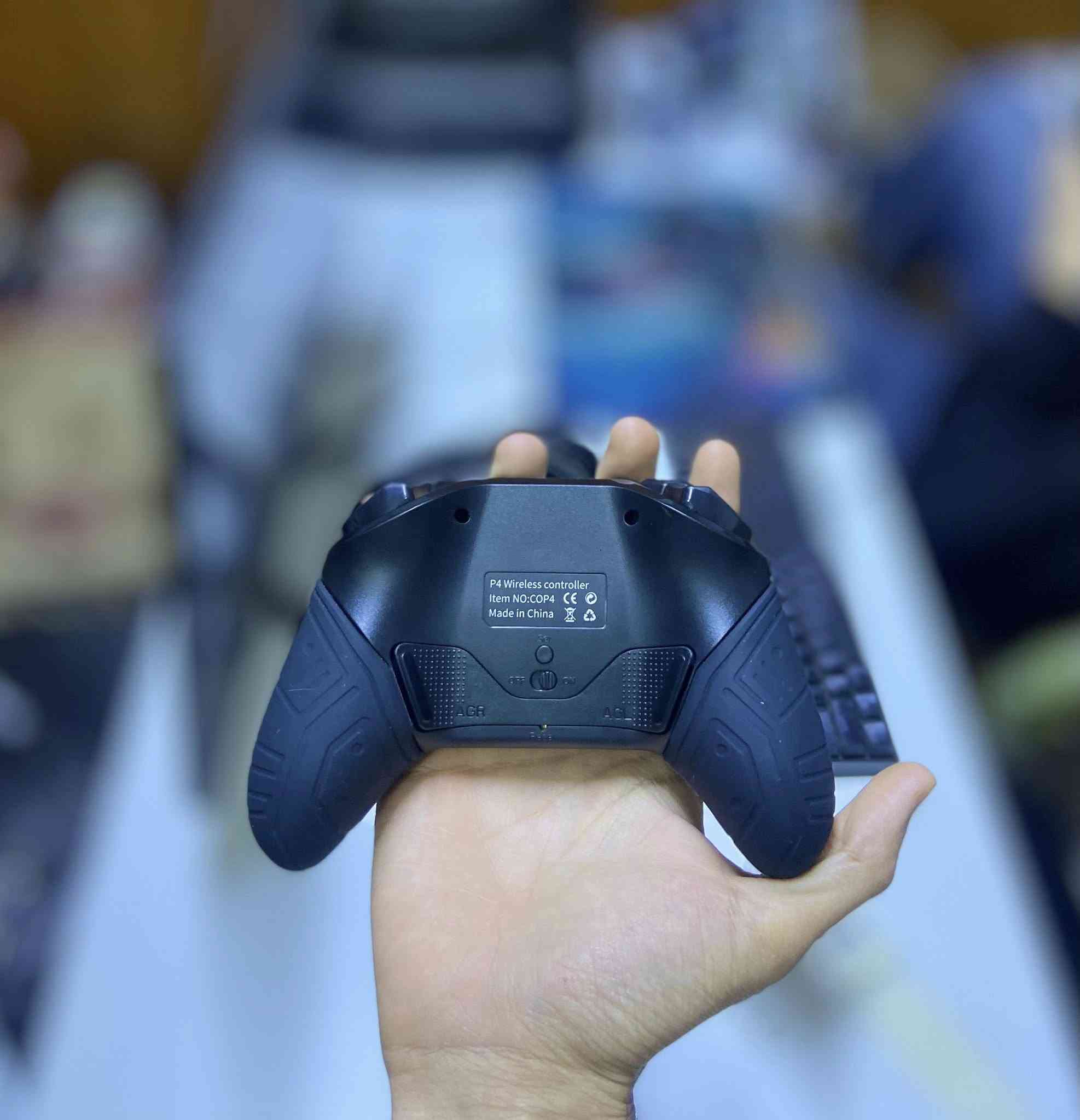 جوستك احترافي للبيع جديد ما مفتوح 

مميزاتة : 
• ازرار خلفية للسيطرة الكاملة 

• ميزة ال Turbo بضغطة وحدة تخلي الرمي تلقائي وسريع جداً بألعاب الحرب

• الإضاءة RGB كاملة يم الـ "گيورة" وفوگ الـ "گيورة" (Touchpad).

• تشتغل على كل الاجهزة اندرويد ، ايفون ، IOS , ANDROID  
   PS3 , PS4 , PC  

• قبضة مريحة سيلكون جلاتينية تنطيك راحة بالاستخدام لساعات طويلة 

السعر : 30 الف 
العنوان : بغداد - الزعفرانية - الاربع شوارع 
يوجد توصيل لكل العراق 🚚
للحجز خاص او تعال واتساب 
***********
