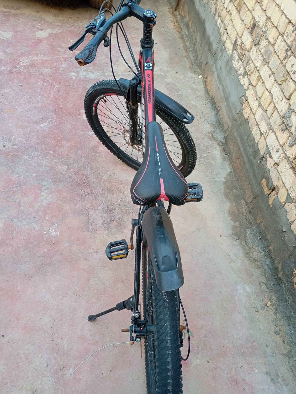 بايسكل جبلي كيمو للبيع 
حجم 26 
تايرات عريضة ودبلات شغالات
سستم بدالات كامل شيمانو ياباني الاصلي 
مكينة خلفية 7 نمر شغالة والوسط 3 نمر 
بايسكل خفيف وسريع وكامل 
يحتاجلة واير بريك وستاند وترتيبات بسيطة 
السعر 60 الف 
مكاني ديوانية حي الفرات 
*********** واتساب او اتصال
