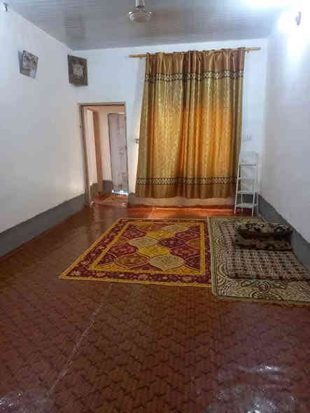 بسم الله الرحمن الرحيم
بيت في حي الشرطة الشارع العريض في كاع علي سالم..
المساحة ٢٦٠ متر سقف سندويج يحتوي على ٢ غرف نوم ٥*٤ونص
مضيف ٨ *٤ونص
هول ١٠ *٤ونص
مطبخ ٤*٣
كراج وحديقة
الاستفسار الاتصال على *********** 
0777 276 4622
