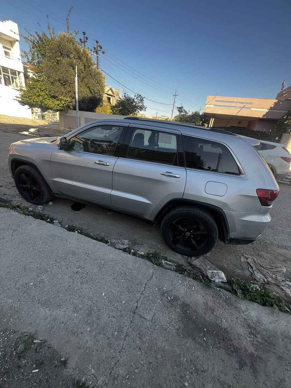 السلام عليكم 
جيب 2011 اوفر لاند فول مواصفات 
مكينه هيمي 8. 
سياره صبغ حزام 
سياره تشتغل وتمشي  ابيع مكينه كايمه 
مكانه كركوك 
***********
