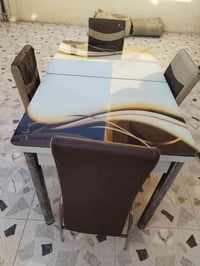 ميز طعام مع اربع كراسي نظيف سلايت شغال يتكبر ويتزغر. 07747020500