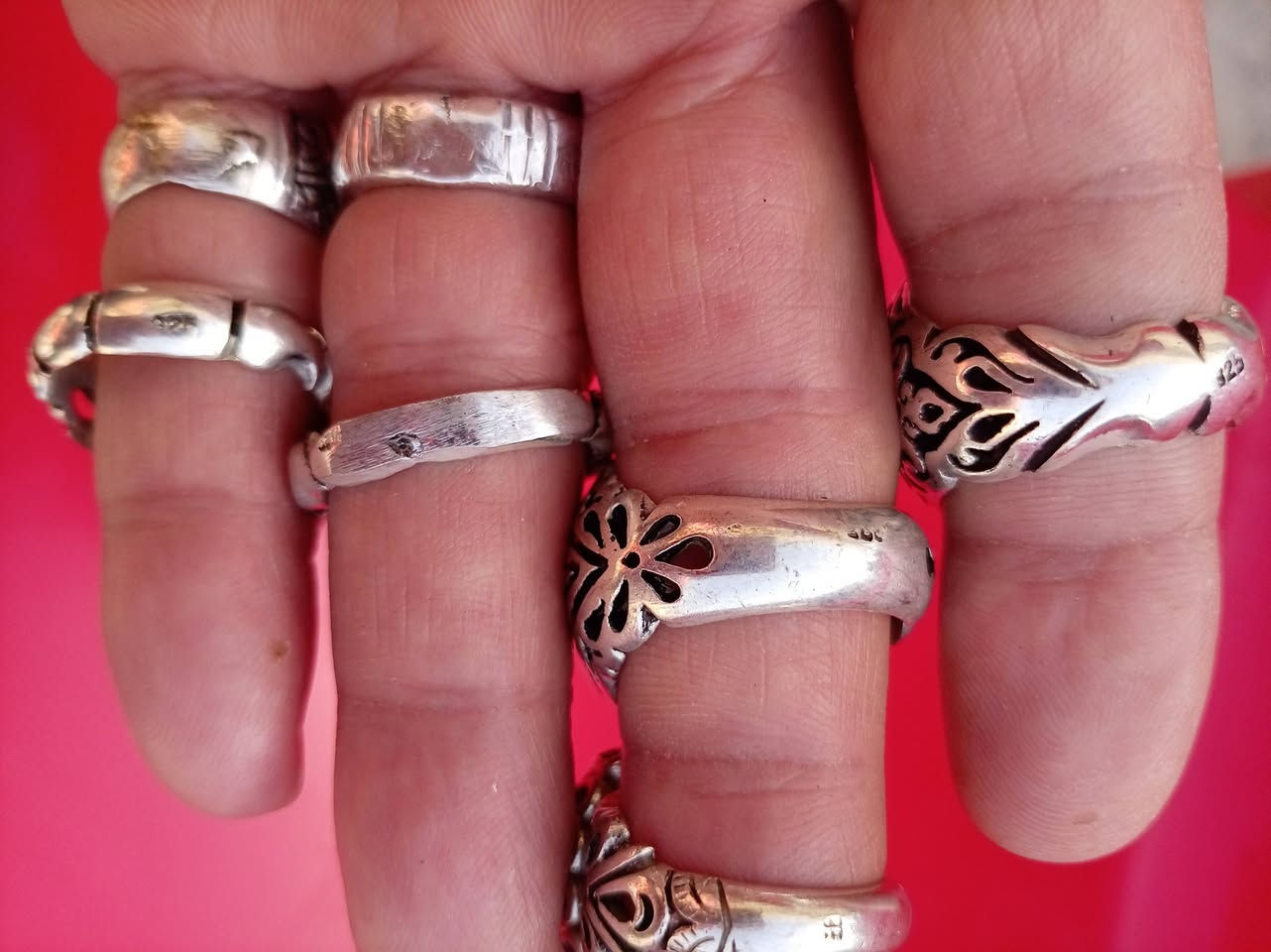 السلام عليكم 5 خواتم فضه للبيع الخاتم ب30 الاف ابيعهن شلع ب150 الاف قفل اي استفسار انتصل ***********
