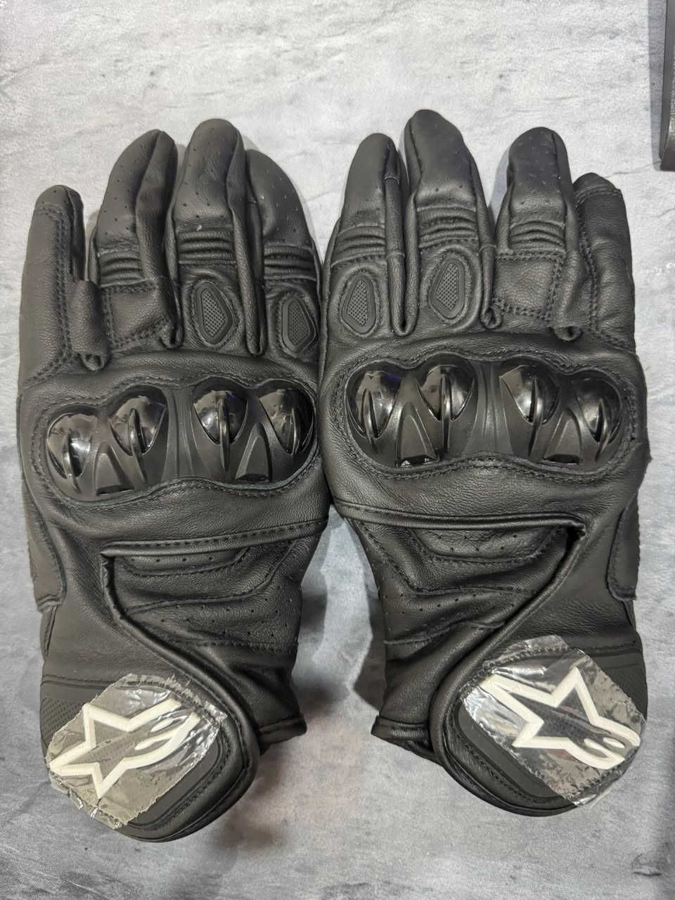 🔥 للبيع – قفازات Alpinestars أصلية 🔥
متوفر:  
🖤 اللون: أسود وأحمر  
📏 القياسات: Medium – Large – XLarge  
✨ الحالة: جديدة 100% غير مستخدمة  
💪 خامة قوية وجودة عالية  

🚚 توصيل متوفر لجميع أنحاء العراق  

📩 للاستفسار خاص  
📞 أو الاتصال على: ***********
