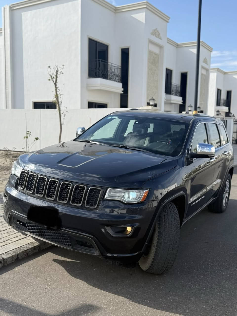 السلام عليكم 
جيب كراند شيروكي ٢٠١٦ امريكي 
عداد المسافة ١٥٥ الف كيلو 
الضرر : حادث السياره اندر كرچ القطع المتضرره صفحة السايق البابين والجاملغ والبنيد انصبغ بسبب طخه اثناء بالنقل
السياره بدون ايرباك ودواخل 
السياره بيها شخط بالصفحة الثانيه هم بالصبغ بس  
المواصفات : مواصفات اللمتد الدفع الخلفي 
١- لايتات زينون وحاجب 
٢- الستيرن تدفئه وتحكم كهربائي 
٣- الكشنات ميموري وجلد وتدفئه وتبريد  وكهربائيات 
٤- مودات قياده وشفتات بالاستيرن 
٥- نظام قياده ليلي 
7- شاشه كبيره وتريد قطعتين 
٨- مرايات قلابه 
٩- كامره وحساسات خافيه واوتو ستوب 
السياره محرك وگير وتبريد بحالة ممتازه 
مكان السياره كربلاء 
السعر المطلوب ١٩٠$ وبي مجال للتفاهم 
للاتصال : ***********
