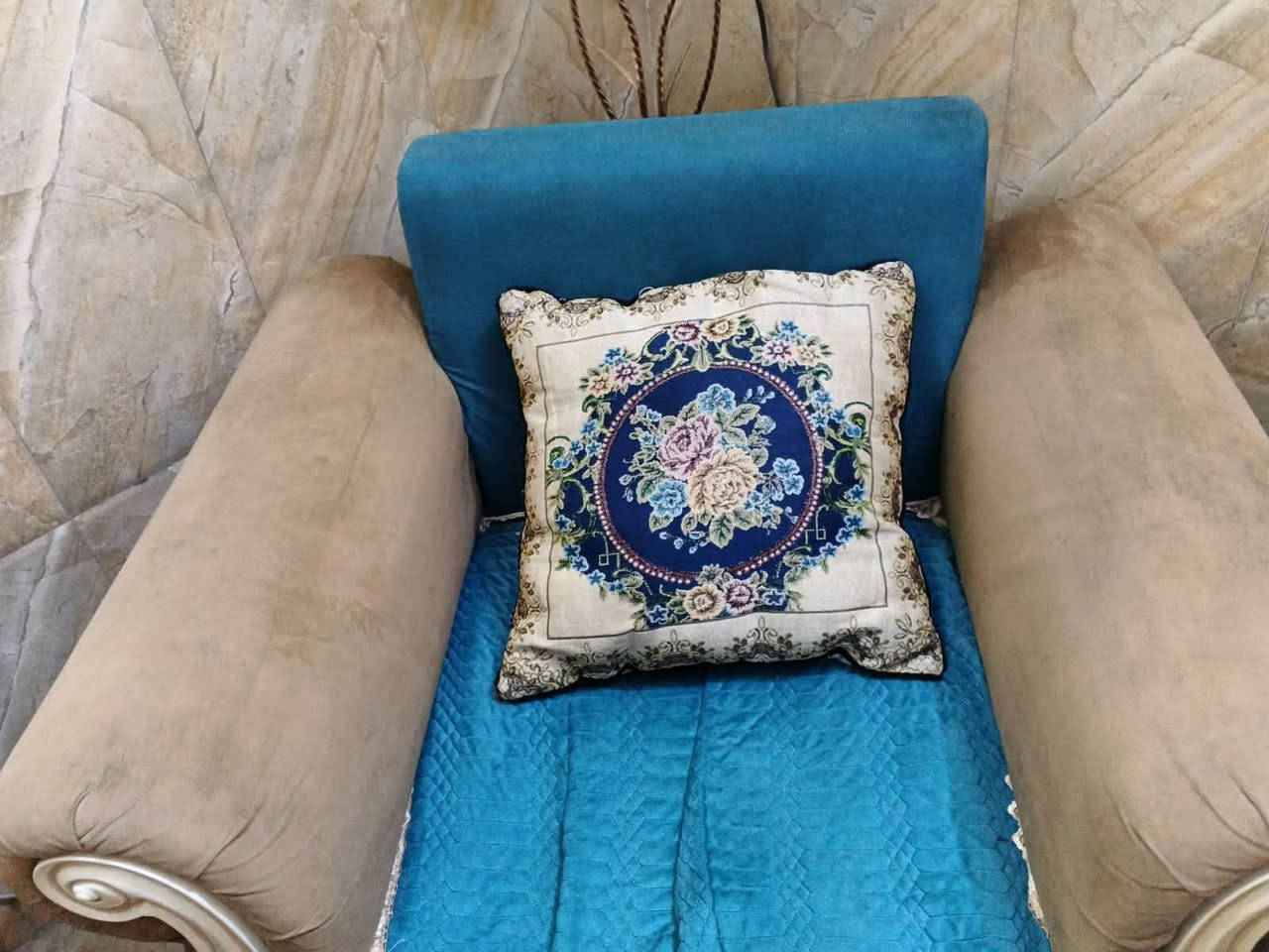 تخم للبيع النظافة شوفت عينك 
المقاعد عدد 10 
سعره ٢٥٠ وبي مجال 
للاستفسار رقم الهاتف 

‭***********‬
