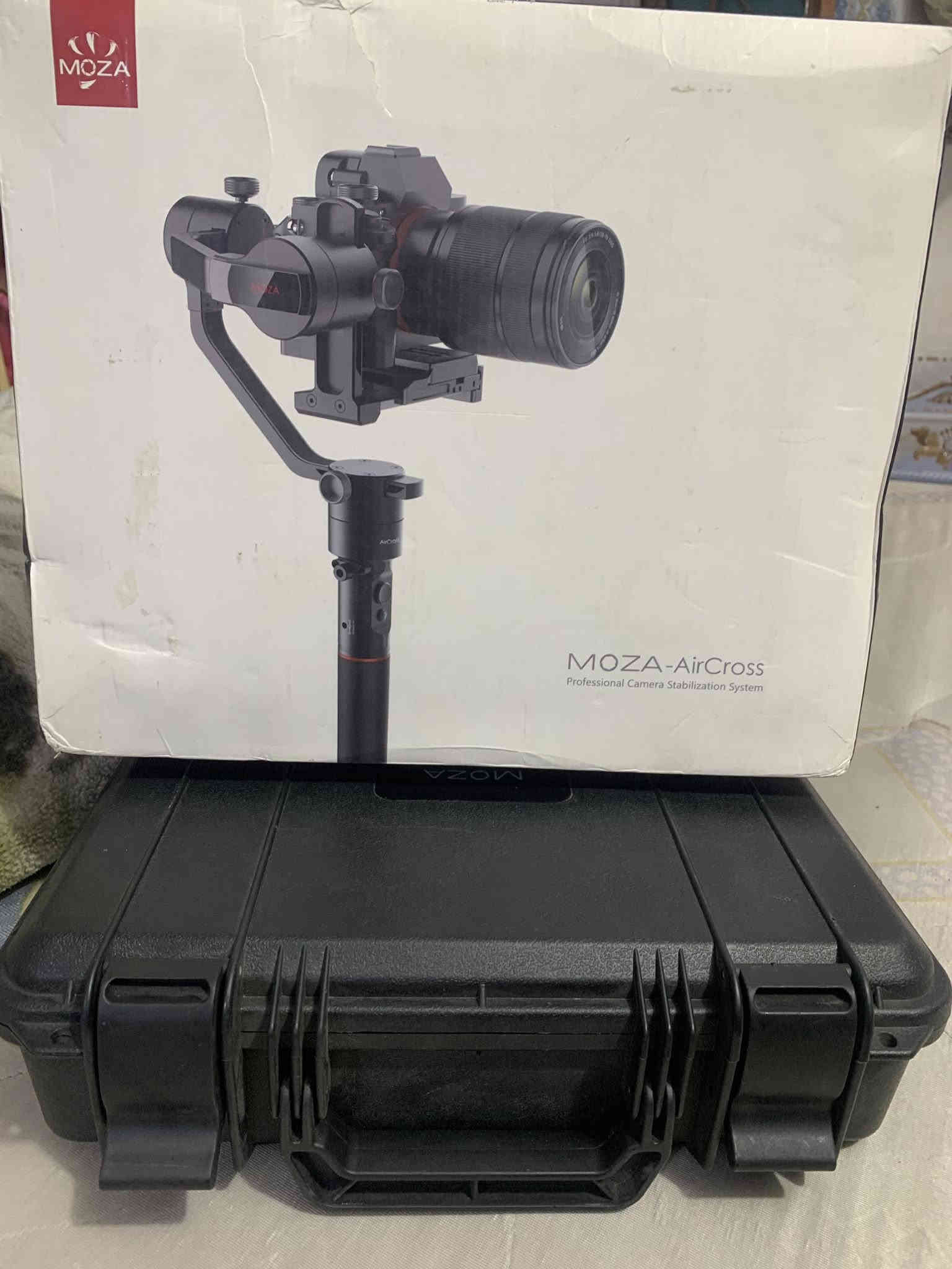 سلام عليكم البيع 
1-كامره نيكون 7200 وعدسه 70-105 رايده ب550الف كامل ملحقاته
2-رولن  يحمل وزن 3كيلوات رايده 175الف  
3-حاسبه نضيفه جدن كما موضح بلصور والفيديو ب90الف  العنوان واسط كوت ..التصال *********** الستفسار اكثر راسلني
