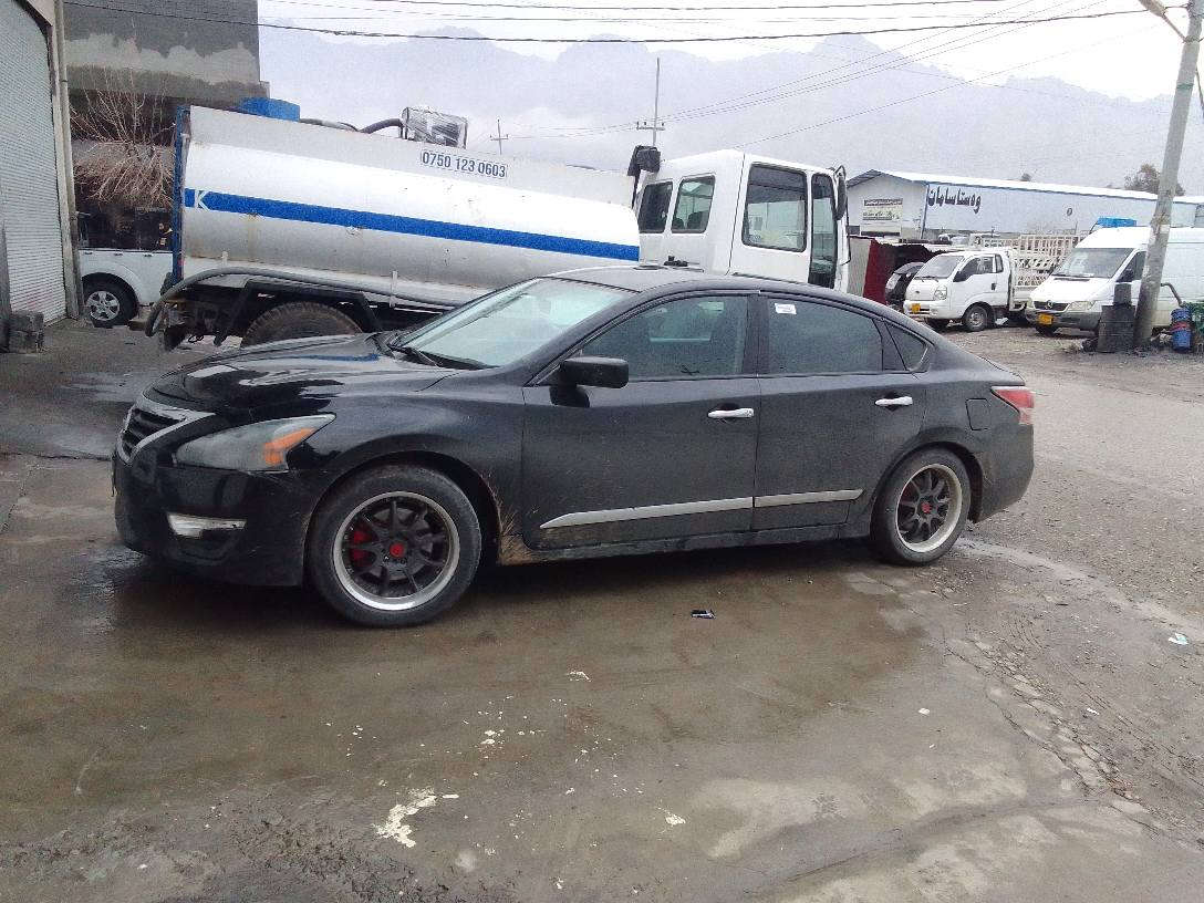 نيسان ئالتيما 
براوه ى دووبه ى
موديل 2015
توماتيك و فول مواسه فات بئ سلايت
به سمه يه يه ك دينار مه سره فى تيدا نيه
گيرومه مه كينه و تندوتولى و ته بريدو كاره بايي و هه موو گيانى به شه رته
ويل سپورت سه ياره كه زورپاكه پئش و پشتى كه پسه 
***********
*********** رانية, السليمانية
