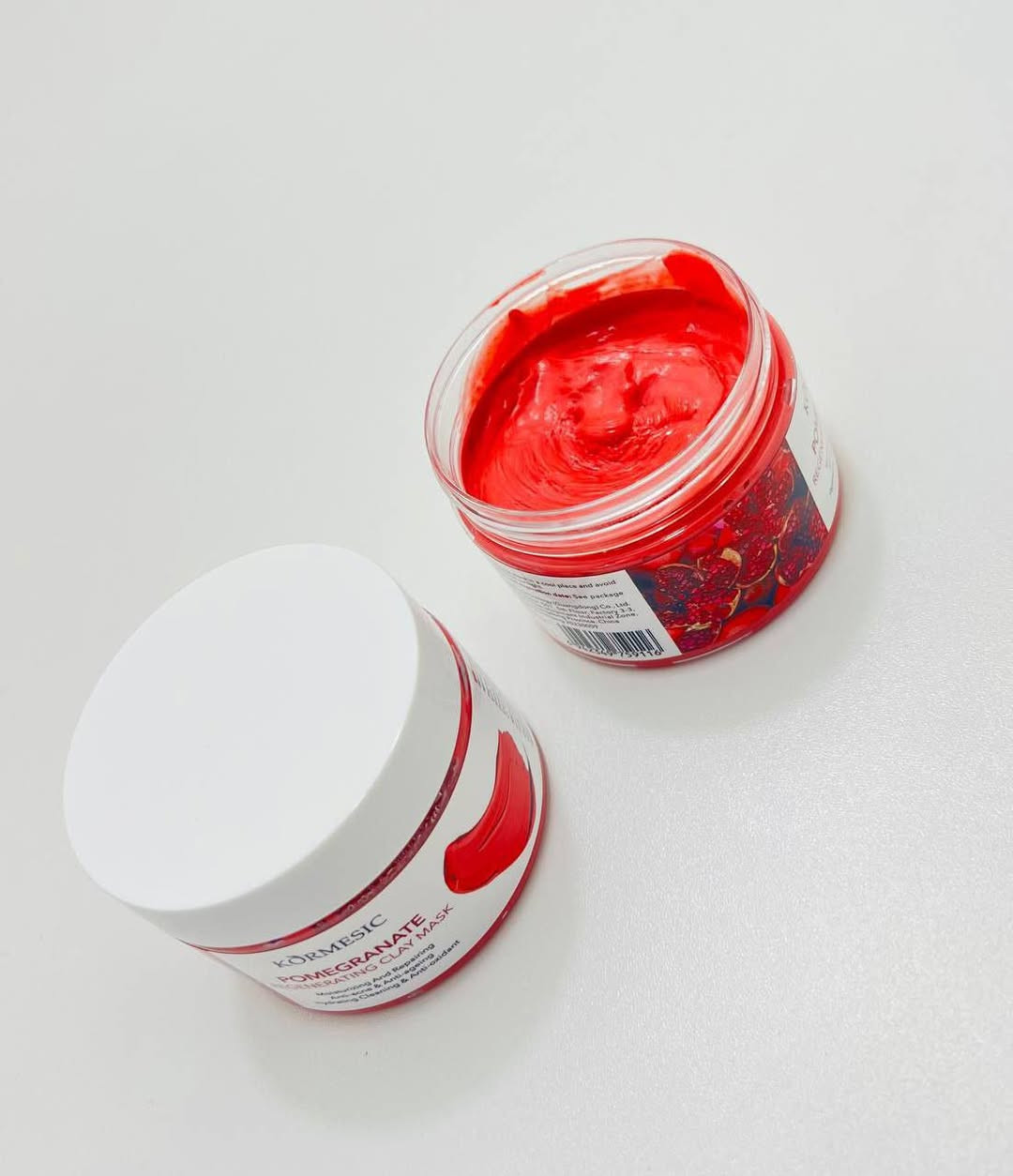 هذا قناع طين مجدد بالرمان من Kormesic.
يساعد على تنقية البشرة وإصلاحها.
يعمل كمضاد للأكسدة ومضاد للشيخوخة.
ينظف المسام بعمق ويزيل الأوساخ والزيوت.
يساعد على تفتيح البشرة وتوحيد لونها.

Kormesic
قناع طين مجدد بالرمان
تنقية وإصلاح
توحيد اللون ومكافحة الشيخوخة
تنظيف ومضاد للأكسدة


**إذا كنت صاحب هذا الإعلان وتريد حذفه لأي سبب، رجاءا أرسل رسالة إلى الدعم الفني**