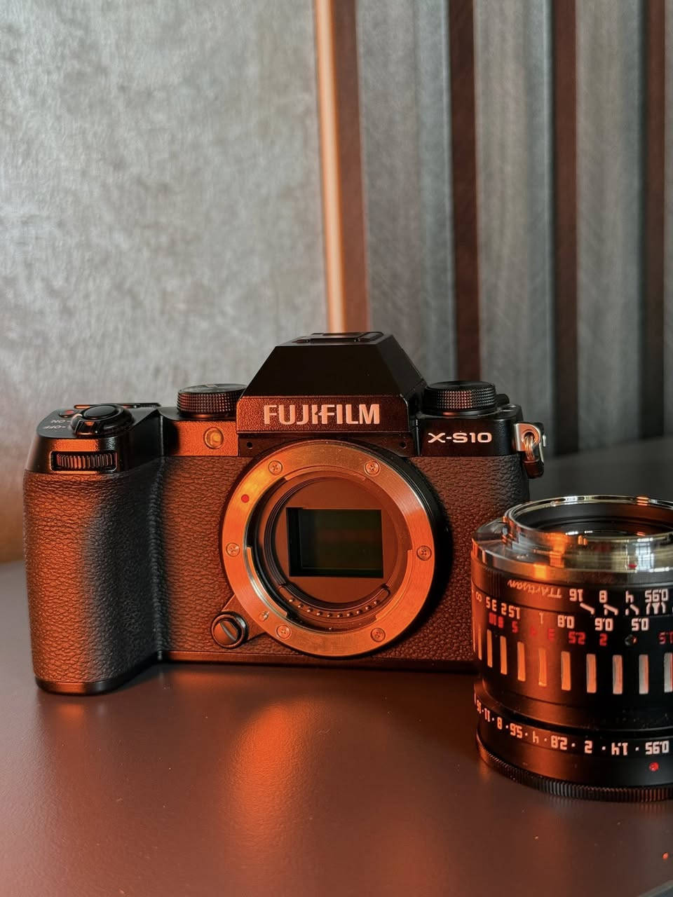 للبيع كاميرا Fujifilm X-S10 نظيفة جداً شترها 300 صوره فقط
المواصفات والملحقات:
1.الكاميرا: فوجي X-S10، الكاميرا بيهه مانع اهتزاز داخلي (IBIS) كلش قوي، تفيد هواية للي يصورون فيديوهات سينمائية وصور فوتوغراف بوضوح عالي وبدون رجفة.
2. العدسة: TTArtisan 35mm f/0.95، هذي العدسة فتحتها كلش واسعة، تنطيك عزل للخلفية (بوكيه) يجنن وأداء ممتاز بالأماكن اللي إضاءتها ضعيفة.
3. الأدبتر: يجي وياهه محول لعدسات الكانون، يعني تكدر تشد عليهه أي عدسة كانون عندك وتشتغل طبيعي وتستفاد من خيارات أكثر بالعدسات.
الكاميرا والعدسة والقطع الملحقة كلهن نظيفات واستخدامهن مرتب

السعر مليون


**إذا كنت صاحب هذا الإعلان وتريد حذفه لأي سبب، رجاءا أرسل رسالة إلى الدعم الفني**