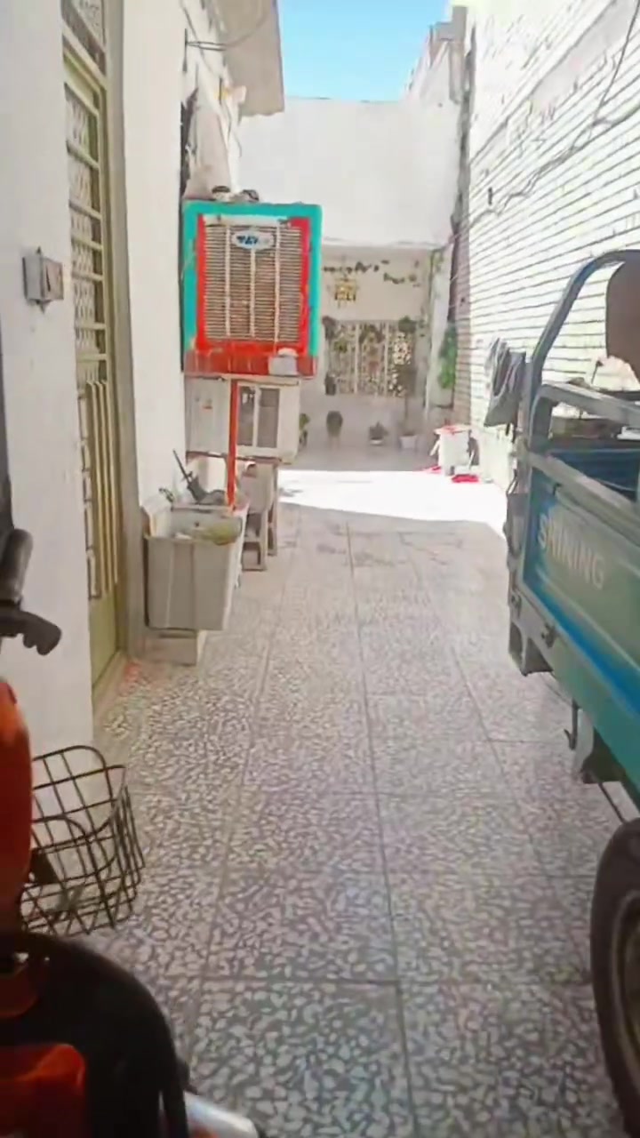 بيت البيع هوه وثاثه اذا ما ترودن الثاث عادي نبيع بس البيت عنوانه بغداد مدينه الصدر قطاع  80 مقابل ال 74 علا شارع عام هاذ الرقم ‏‪***********‬‏
