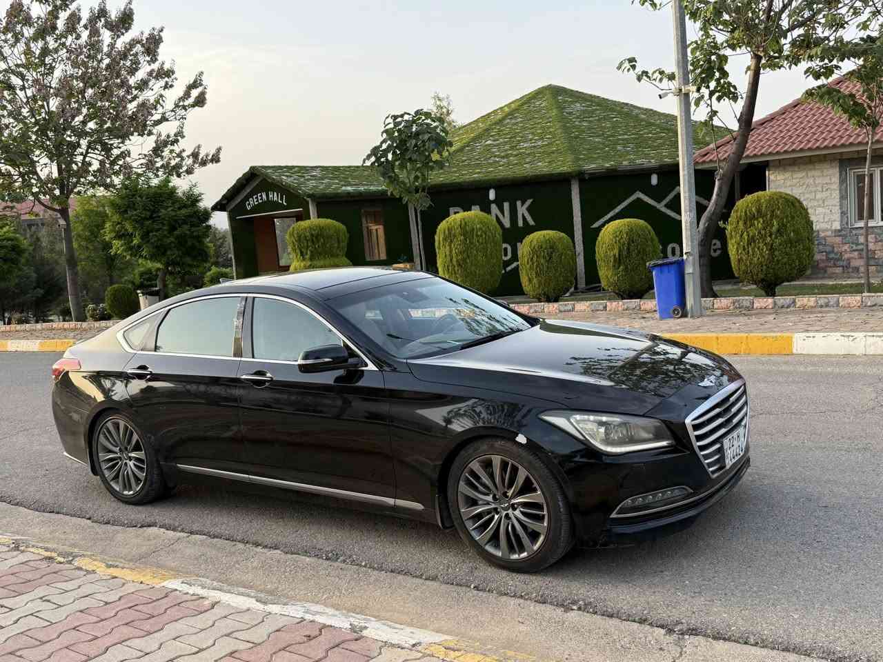 السلام عليكم اخوان سيارة g80 2016 
خليجية V6 
لون اسود و داخل بيج فول مواصفات رويال 
بانوراما 
تبريد امامي متغير المناخ
تبريد خلفي
بردة خلفية كهرباء
 ابواب شفط 
مري شفط 
ماوس خلفي 
جنطة كهرباء 
هاند بريك كهرباء 
اوتو هولد 
ويل رويال يعني الاطارات تو سايز 
رقم اربيل مميز سنويه لل ٢٨ 
مكينة و كير و كهربائيات و تبريد بشرررط 
السعر ١٦٥$
مكاني حلة ورقمي 
***********
