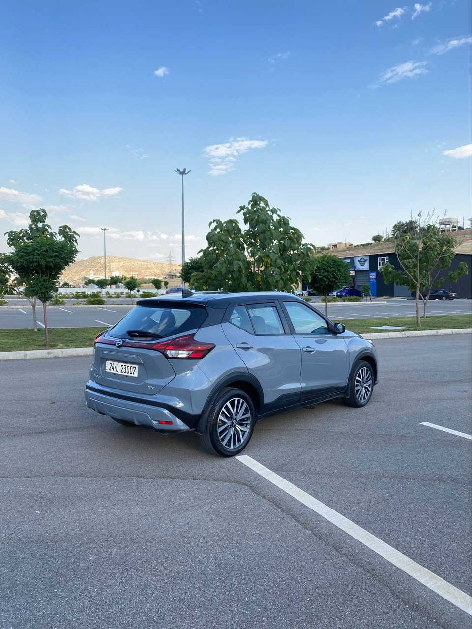 Nissan Kicks 2023 SV 
السيارة ب سعر مناسب 
مواصفات SV سمنتي و سقف و دگمة اسود 
ماشية ٣٤ الف كيلو متر 
ضررها فقط باب تبديل شريكة و كارد بالجملغ 
سعرها ١٣٨$ ورقة و بيها مجال 
للمزيد من المعلومات اتصل على هذا الرقم 
كورك-واتساب 
(***********) سميل, دهوك
