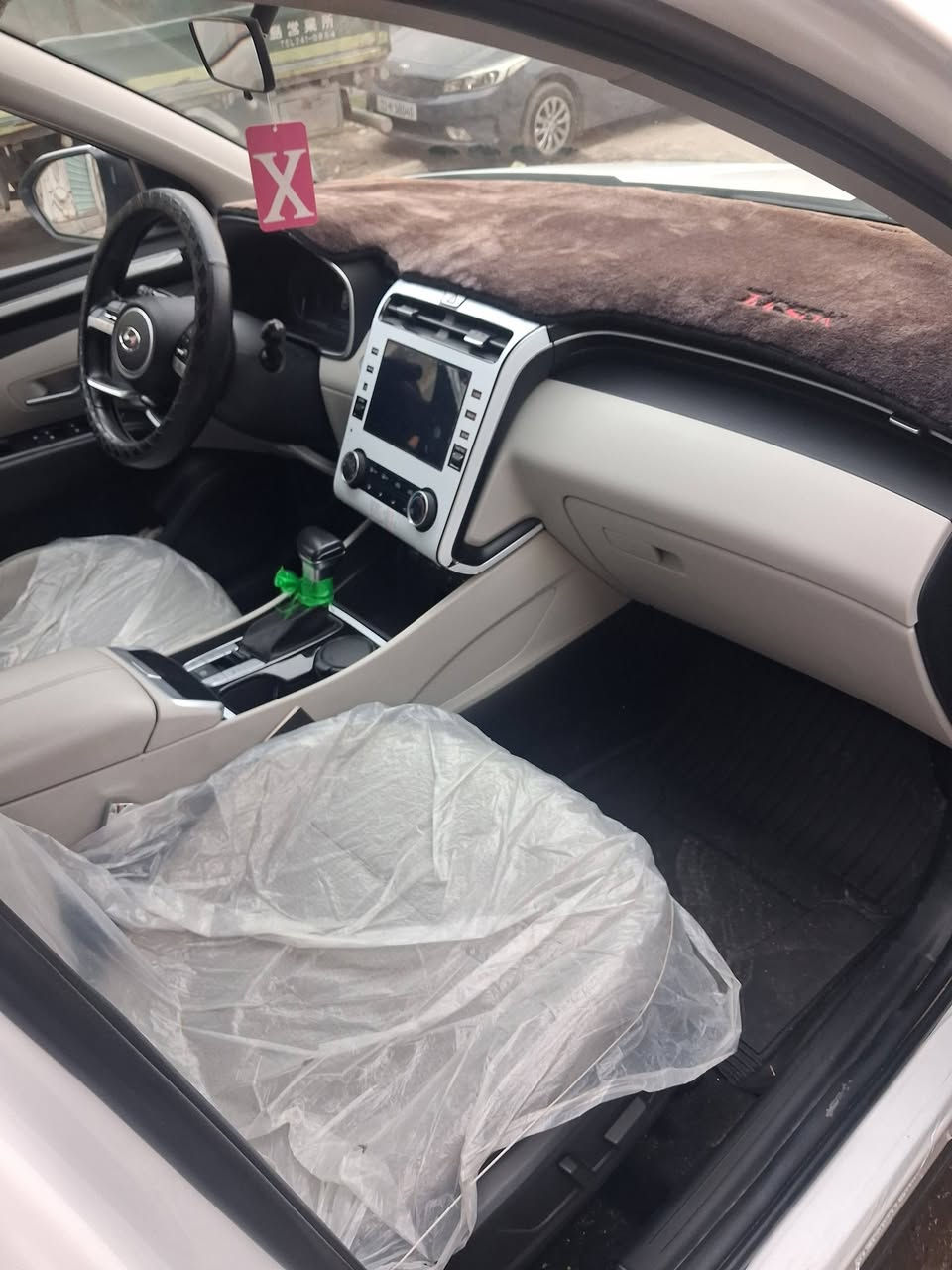 السلام عليكم توسان مديل 23مكفولة ماعده الجنطة بيه طخة اصبع بصبع بارد بدون صبغ رقم بغداد الرقم ***********
